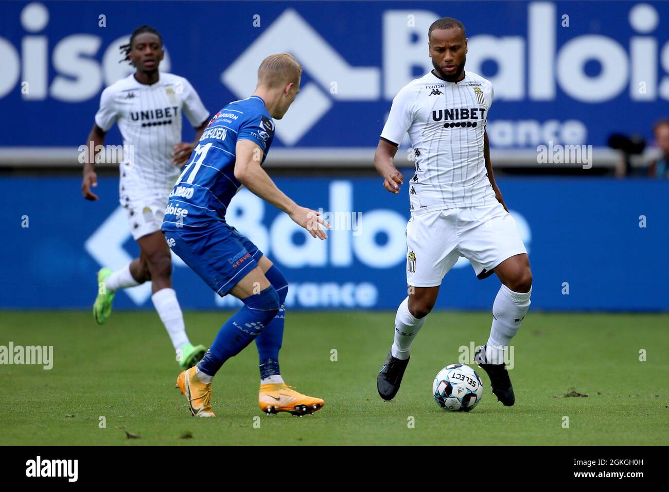 GENT, BELGIEN - 12. SEPTEMBER: Andrea Hanche Olsen von KAA Gent Marco Ilaimaharitra von Sporting Charleroi während des Juplier Pro League-Spiels zwischen KAA Gent und Sporting Charleroi in der Ghelamco Arena am 12. September 2021 in Gent, Belgien (Foto: Perry van de Leuvert/Orange Picts) Stockfoto