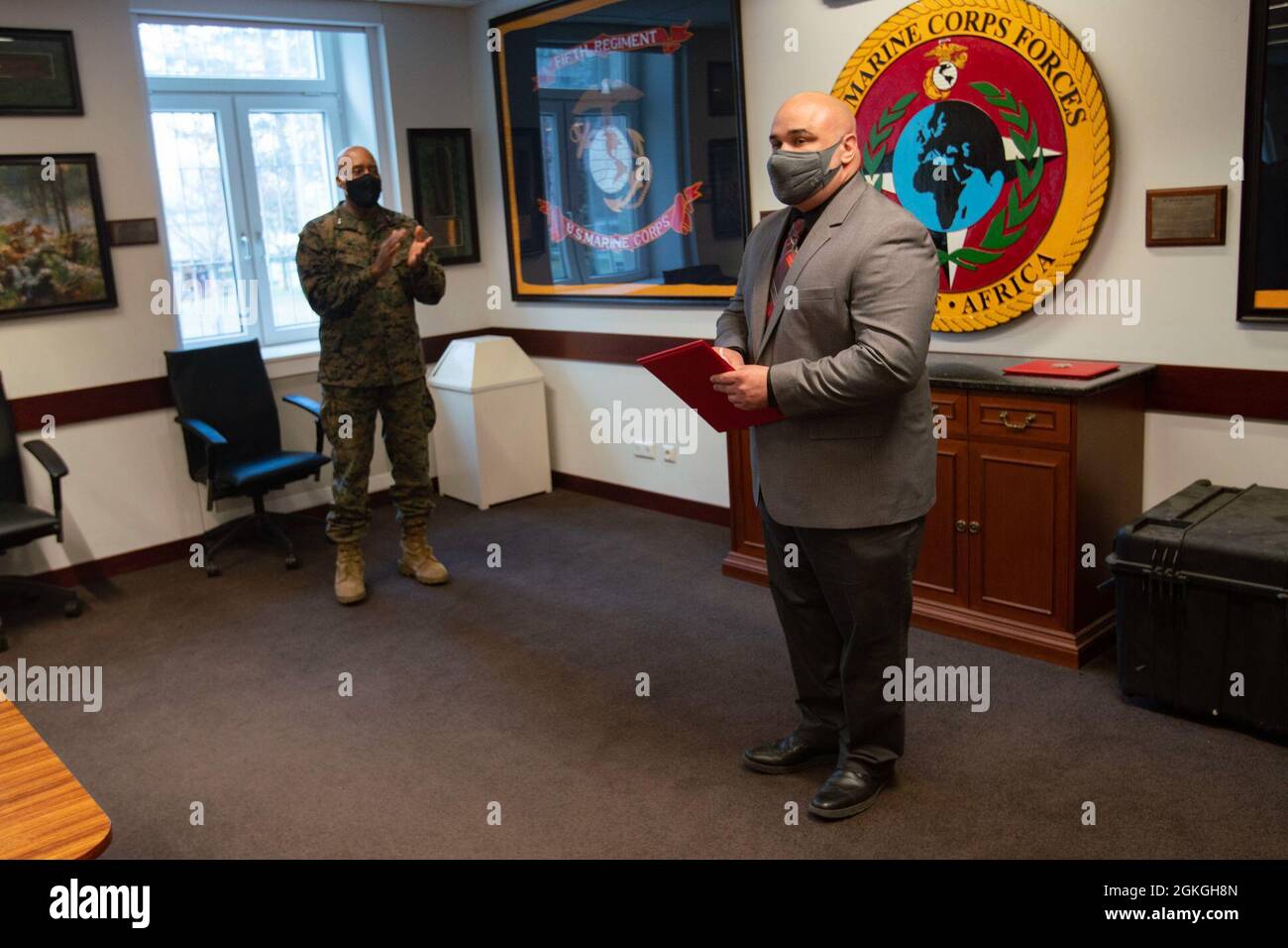 Antonio Xeno, Network Defence Manager bei Network Activity Europe/Africa, Marine Corps Cyber Operations Group, wird als der US Marine Corps Forces Europe and Africa (MARFOREUR/AF) Zivilist des Jahres in der US Army Garrison Panzer Kaserne in Böblingen, Deutschland, 16. April 2021, anerkannt. Herr Xeno wurde als Zivilist des Jahres für herausragende Leistungen bei der Erfüllung seiner Aufgaben während seiner Arbeit an der Seite der Marines von MARFOREUR/AF ausgezeichnet. Stockfoto