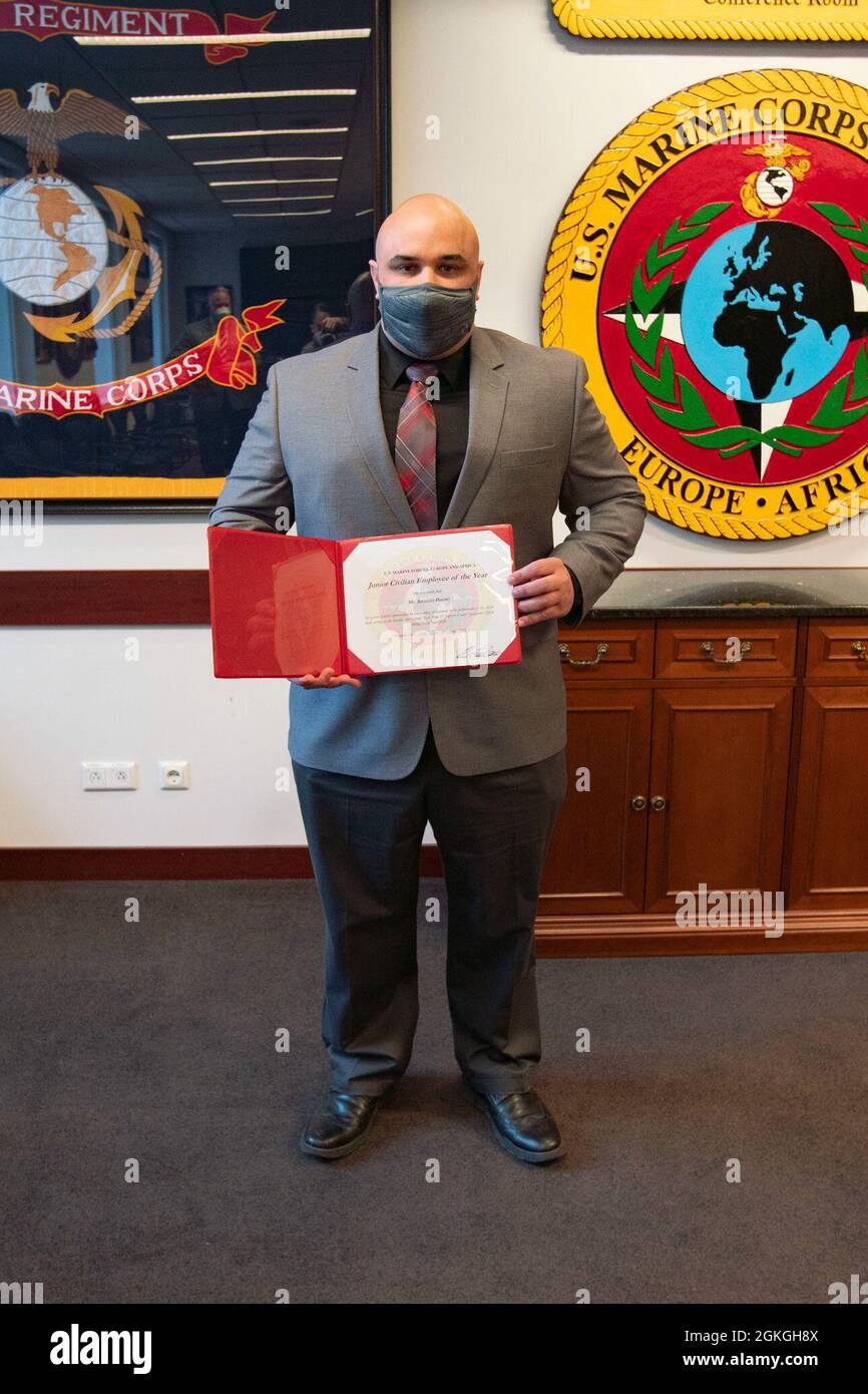 Antonio Xeno, Network Defence Manager bei Network Activity Europe/Africa, Marine Corps Cyber Operations Group, wird als der US Marine Corps Forces Europe and Africa (MARFOREUR/AF) Zivilist des Jahres in der US Army Garrison Panzer Kaserne in Böblingen, Deutschland, 16. April 2021, anerkannt. Herr Xeno wurde als Zivilist des Jahres für herausragende Leistungen bei der Erfüllung seiner Aufgaben während seiner Arbeit an der Seite der Marines von MARFOREUR/AF ausgezeichnet. Stockfoto