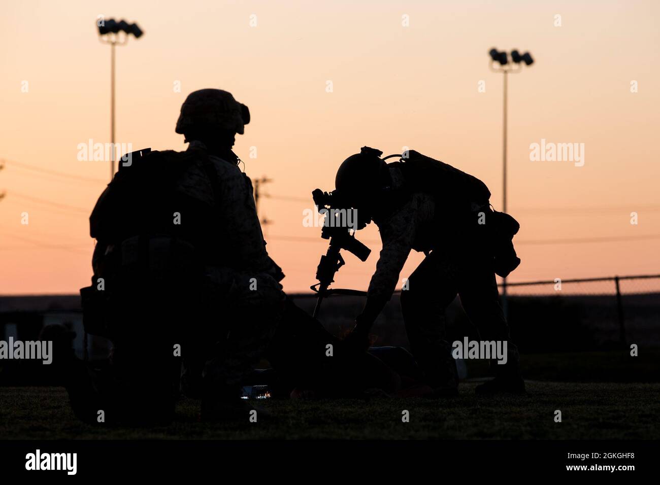 US-Marineinfanteristen, die an das Waffen- und Taktiken-Geschwader 1 der Marine Aviation (MAWTS-1) angeschlossen sind, halten einen Rollenspieler fest, während sie einen nicht kämpferischen Evakuierungskurs zur Unterstützung des Waffen- und Taktiken-Instruktors (WTI) durchführen 2-21, im Marine Corps Air-Ground Combat Center, in Twentynine Palms, Kalifornien, 16. April 2021. Der WTI-Kurs ist eine siebenwöchige Schulungsveranstaltung, die von MAWTS-1 veranstaltet wird und standardisierte fortgeschrittene taktische Schulungen und Zertifizierungen von Instruktorenqualifikationen bietet, um die Ausbildung und Bereitschaft der Meeresluftfahrt zu unterstützen, und hilft bei der Entwicklung und dem Einsatz von Flugwaffen und Stockfoto