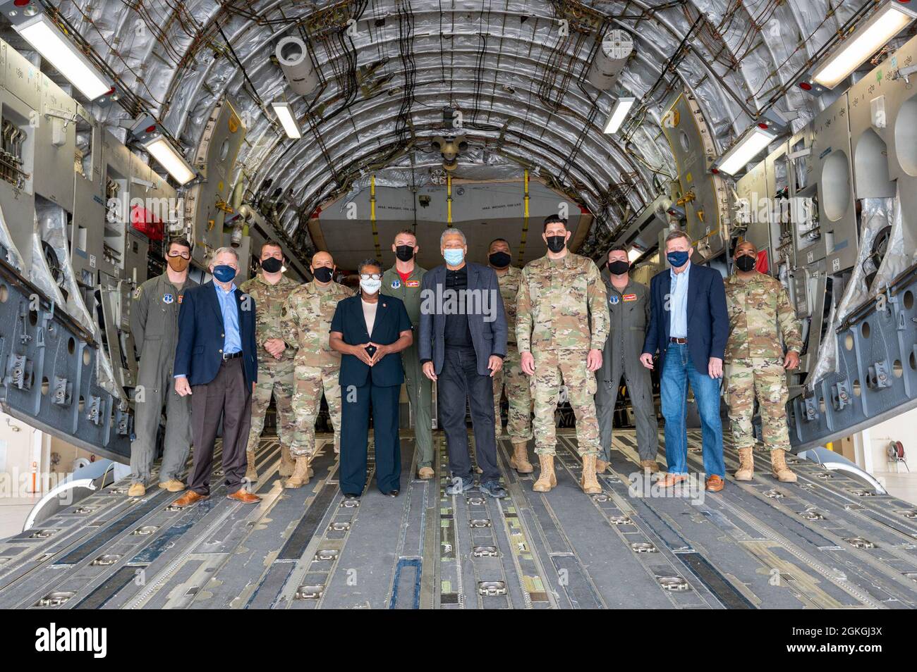 Mitglieder der Tennessee State Representatives besichtigen den 164. Luftlift-Flügel in Memphis, Tennessee, 16. April 2021. Während dieser Tour konnten die Mitglieder erfahren, wie sie derzeit den Airmen am Stützpunkt geholfen haben und wie sie ihnen helfen konnten. Stockfoto