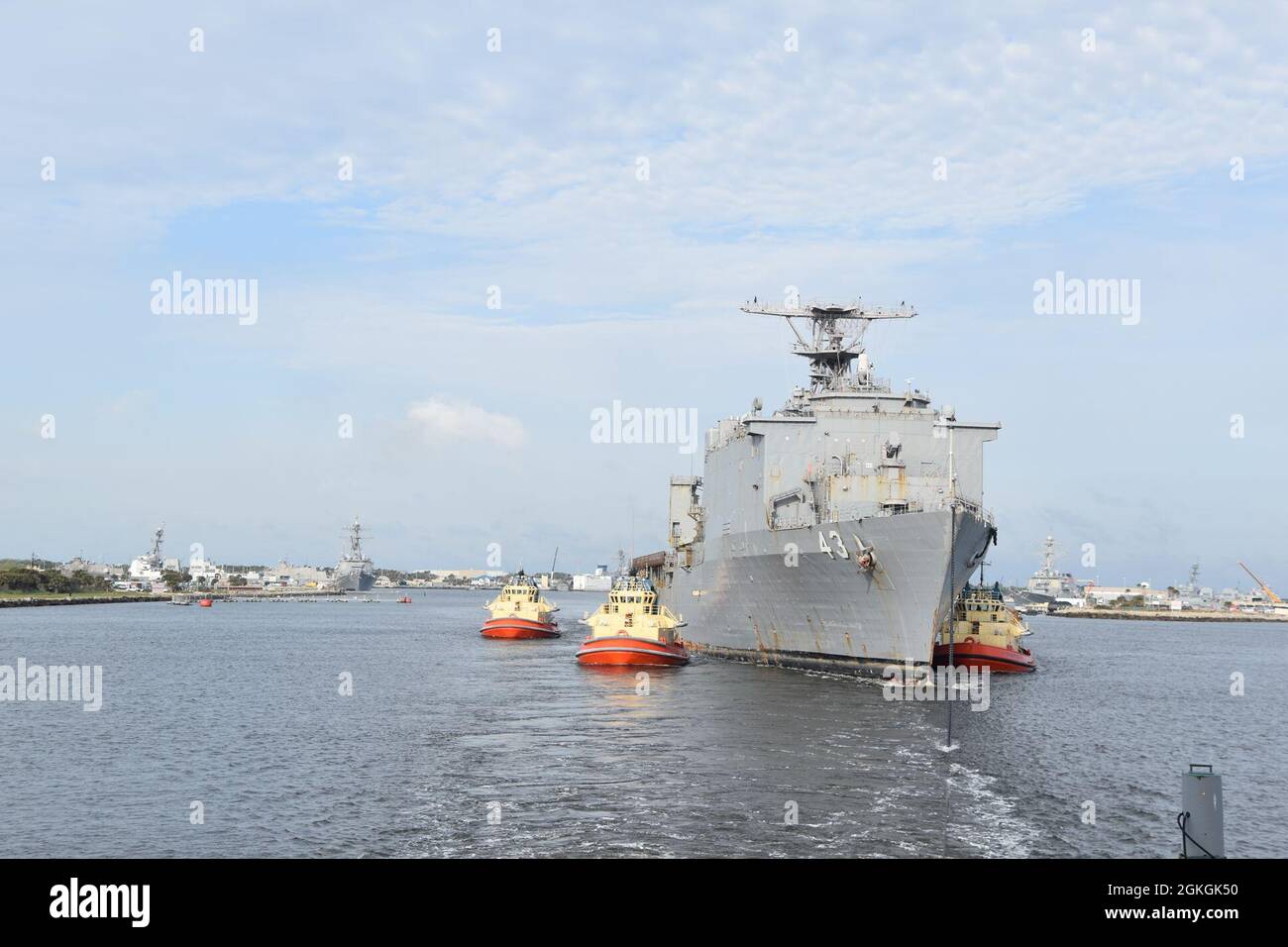 Der Marine-Schlepper USNS Apache (T-ATF 172) des Militärkommandos Sealift Command vollendete ein Dead Ship Tow des ehemaligen USS Fort McHenry (Whidbey Island-Klasse, LSD 43), das am 16. April vom Marinestützpunkt Mayport in Florida aus begann und am 21. April in Philadelphia, Pennsylvania, endete. In der Naval Inactive Ship Maintenance Facility (NISMF). Der Meister von USNS Apache, Kapitän Matthew Hoag, sagte: „mit einem Toter Ship Tow wie jedem anderen Schlepptau, ist der Meister des Schleppers immer im Kommando und hat das letzte Wort in Bezug auf die Sicherheit des Schleppers und des Schleppers.“ Stockfoto