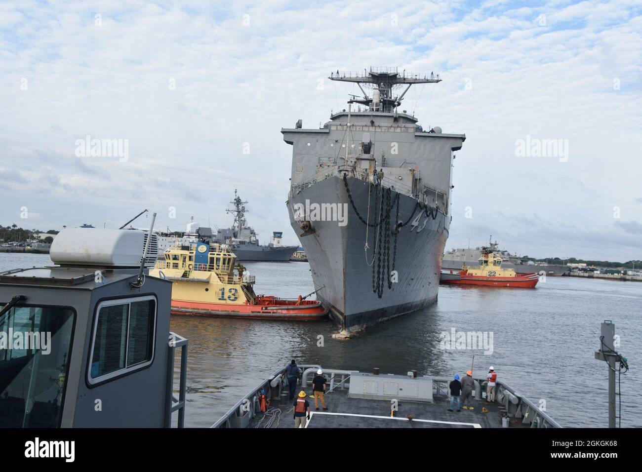 Der Marine-Schlepper USNS Apache (T-ATF 172) des Militärkommandos Sealift Command vollendete ein Dead Ship Tow des ehemaligen USS Fort McHenry (Whidbey Island-Klasse, LSD 43), das am 16. April vom Marinestützpunkt Mayport in Florida aus begann und am 21. April in Philadelphia, Pennsylvania, endete. In der Naval Inactive Ship Maintenance Facility (NISMF). Der Meister von USNS Apache, Kapitän Matthew Hoag, sagte: „mit einem Toter Ship Tow wie jedem anderen Schlepptau, ist der Meister des Schleppers immer im Kommando und hat das letzte Wort in Bezug auf die Sicherheit des Schleppers und des Schleppers.“ Stockfoto