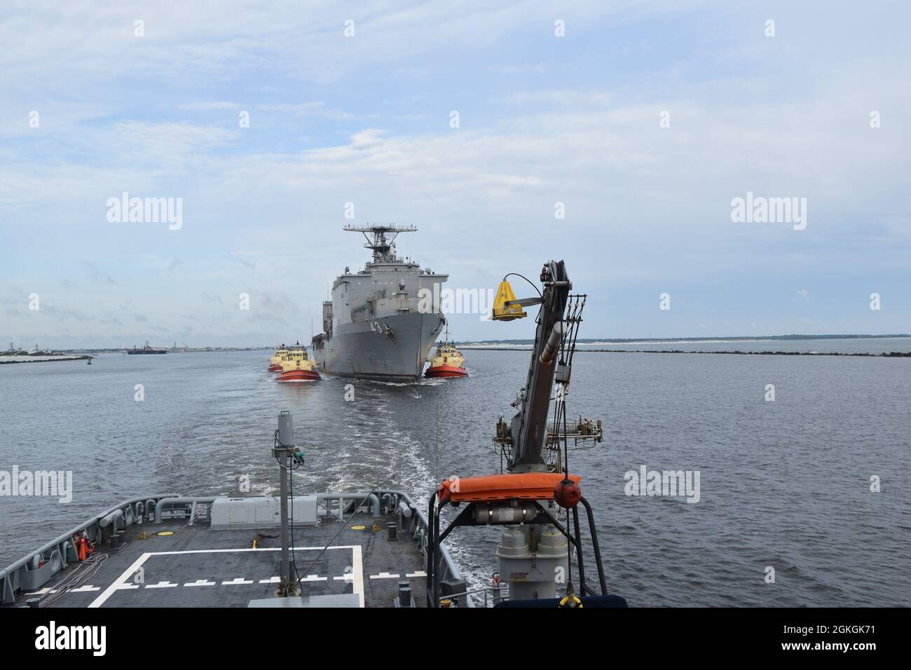 Der Marine-Schlepper USNS Apache (T-ATF 172) des Militärkommandos Sealift Command vollendete ein Dead Ship Tow des ehemaligen USS Fort McHenry (Whidbey Island-Klasse, LSD 43), das am 16. April vom Marinestützpunkt Mayport in Florida aus begann und am 21. April in Philadelphia, Pennsylvania, endete. In der Naval Inactive Ship Maintenance Facility (NISMF). Der Meister von USNS Apache, Kapitän Matthew Hoag, sagte: „mit einem Toter Ship Tow wie jedem anderen Schlepptau, ist der Meister des Schleppers immer im Kommando und hat das letzte Wort in Bezug auf die Sicherheit des Schleppers und des Schleppers.“ Stockfoto