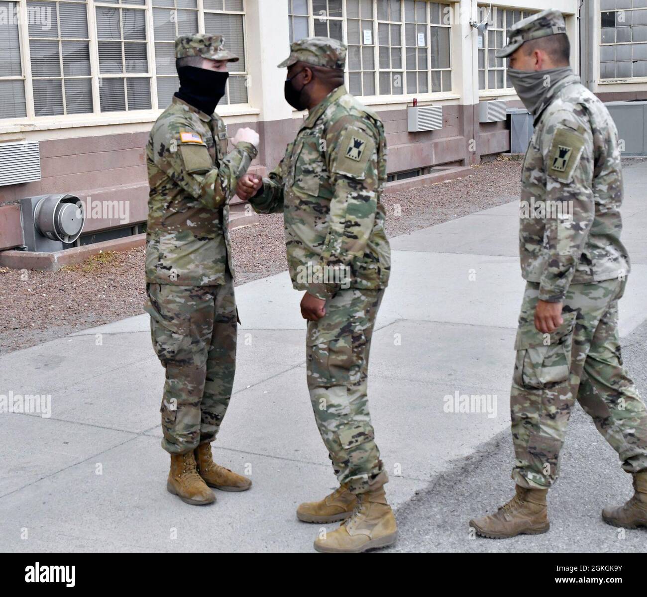 Neu beworbene SPC. Pierce Warren, links, Demobilisierungs-Spezialist, 647th Regional Support Group (Forward), Fort Bliss Mobilisierungs-Brigade, wird von Meister Sgt gratuliert. Dushant Smith, nicht beauftragter Offizier im taktischen Einsatzzentrum, in Fort Bliss, Texas, 16. April 2021. Stockfoto