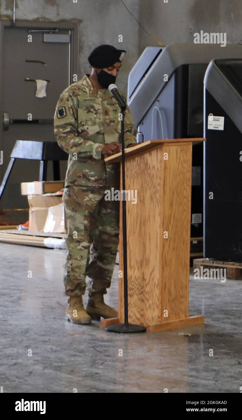 Sgt. First Class Chad Johnson, First Sergeant, 534th Brigade Signal Company, 4th Special Trupps Bataillon, 4th Sustainment Brigade, hält eine Rede an alle Anwesenden während eines Verantwortungswechsels am 16. April im 4STB konsolidierten Motorenpool. Stockfoto