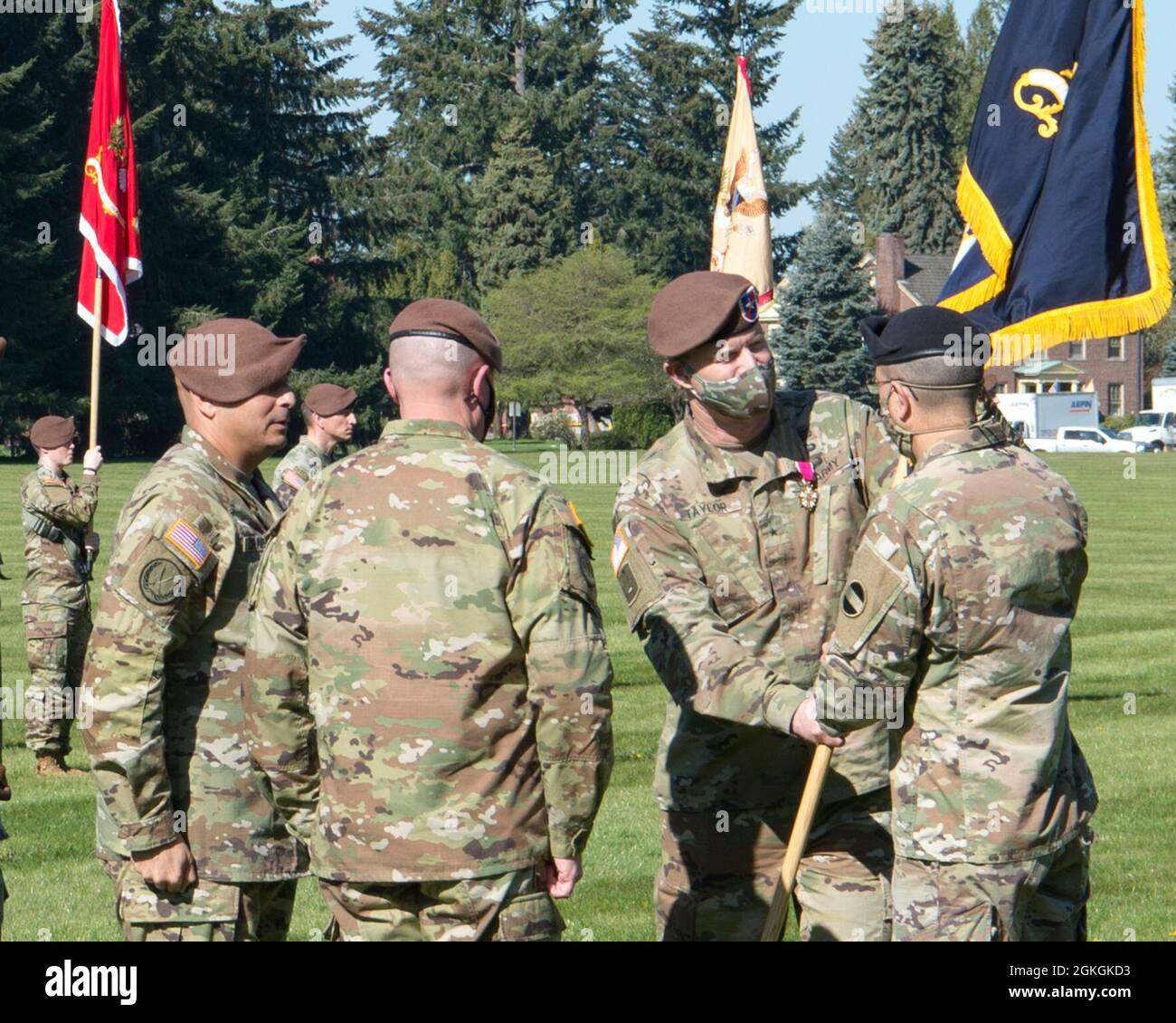 LT. General Leopoldo Quintas, Stellvertretender Kommandeur des US Army Forces Command, erhält die Farben der 5. Sicherheitskräfte-Assistenzbrigade von Brig. General Curtis Taylor während der Übergabe der Befehlszeremonie auf dem Watkins Field, Joint Base Lewis-McChord, Washington, 16. April 2021. Stockfoto