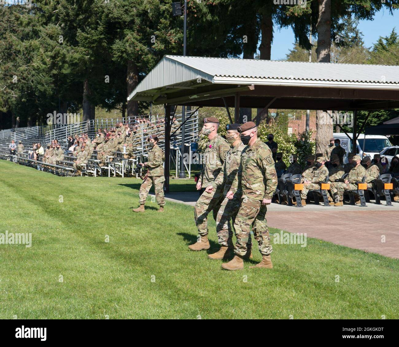 Während der Übergabe der Kommandozeremonie für die 5. Sicherheitskräfte-Unterstützungsbrigade, Stellvertretender kommandierender General US Army Forces Command, LTG Leopoldo Quintas, JR. (Mitte) nimmt das Feld mit dem scheidenden Kommandanten BG Curtis Taylor (links) und dem Interimskommandanten Col. Andrew Watson im Watkins Field, Joint Base Lewis-McChord, 16. April 2021, ein. Stockfoto