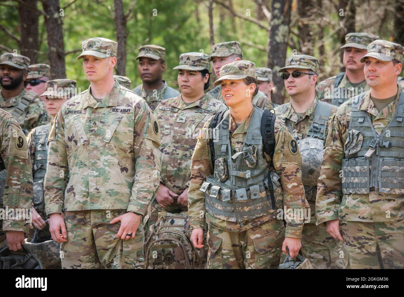 Soldiers of B Co, 1-334 Regiment (TS), 3. Brigade, 95. Division (IET), Manöver durch Hindernisse 16. April 2021, auf dem Fort McCoy, Wisent, Leadership Reaction Course. Der Kurs „Führungsreaktion“ soll Soldaten die Möglichkeit geben, Stärken und Schwächen anderer während einer Teamoperation zu beobachten und Einzelpersonen als Führungskräfte zu entwickeln. Stockfoto