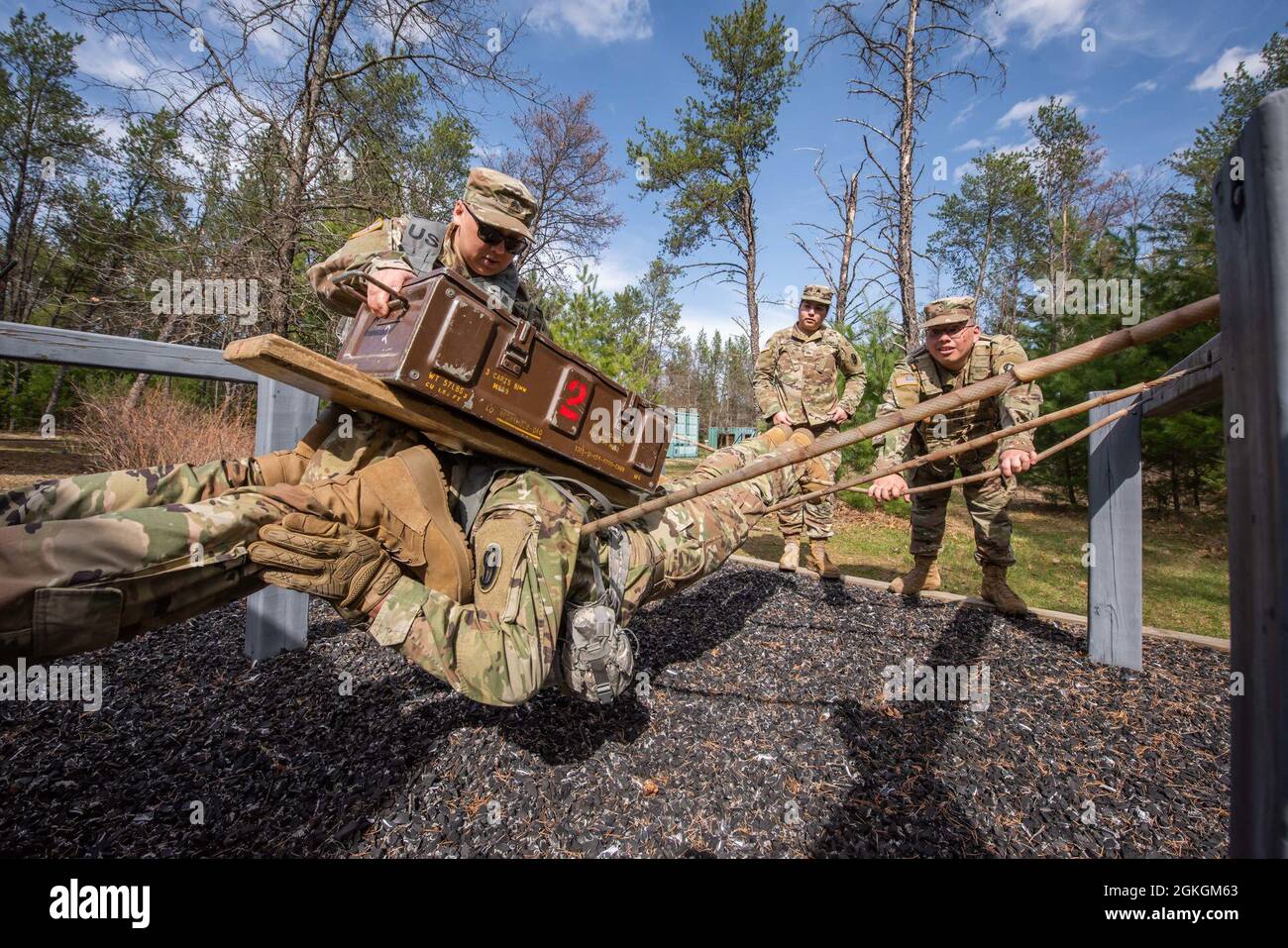 Soldiers of B Co, 1-334 Regiment (TS), 3. Brigade, 95. Division (IET), Manöver durch Hindernisse 16. April 2021, auf dem Fort McCoy, Wisent, Leadership Reaction Course. Der Kurs „Führungsreaktion“ soll Soldaten die Möglichkeit geben, Stärken und Schwächen anderer während einer Teamoperation zu beobachten und Einzelpersonen als Führungskräfte zu entwickeln. Stockfoto