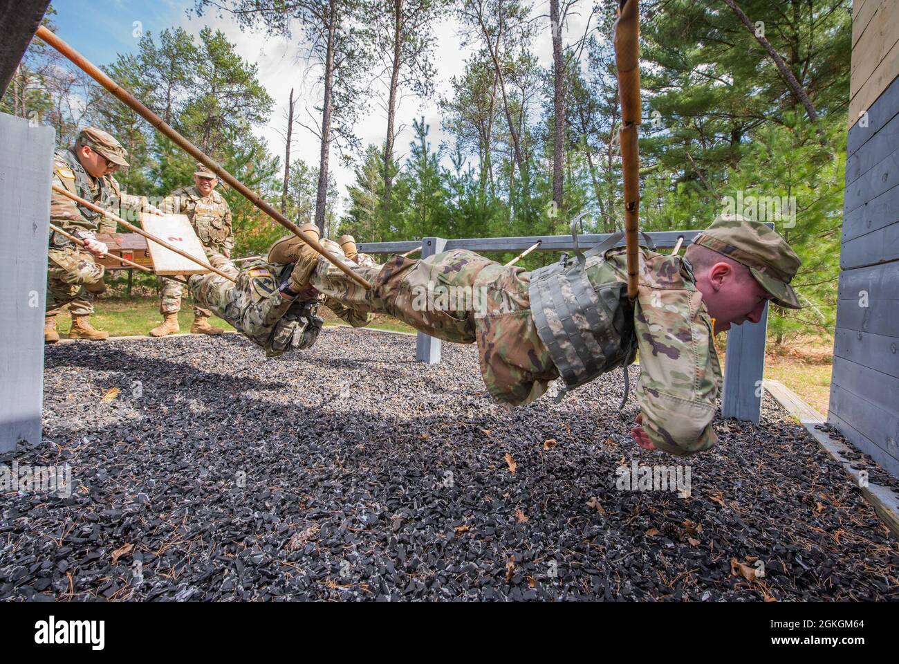 Soldiers of B Co, 1-334 Regiment (TS), 3. Brigade, 95. Division (IET), Manöver durch Hindernisse 16. April 2021, auf dem Fort McCoy, Wisent, Leadership Reaction Course. Der Kurs „Führungsreaktion“ soll Soldaten die Möglichkeit geben, Stärken und Schwächen anderer während einer Teamoperation zu beobachten und Einzelpersonen als Führungskräfte zu entwickeln. Stockfoto