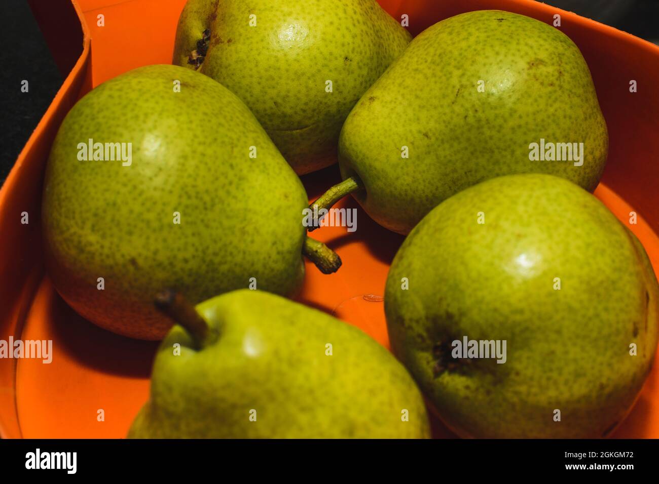 Gesunde Birnen auf den Tisch gelegt für den Verzehr. Äpfel wachsen auf kleinen, Laubbäumen, die im Frühjahr blühen und im Herbst Früchte produzieren. Stockfoto