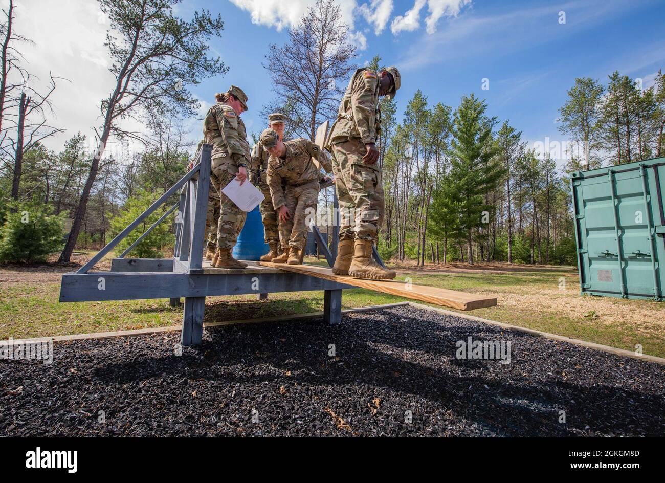 Soldiers of B Co, 1-334 Regiment (TS), 3. Brigade, 95. Division (IET), Manöver durch Hindernisse 16. April 2021, auf dem Fort McCoy, Wisent, Leadership Reaction Course. Der Kurs „Führungsreaktion“ soll Soldaten die Möglichkeit geben, Stärken und Schwächen anderer während einer Teamoperation zu beobachten und Einzelpersonen als Führungskräfte zu entwickeln. Stockfoto