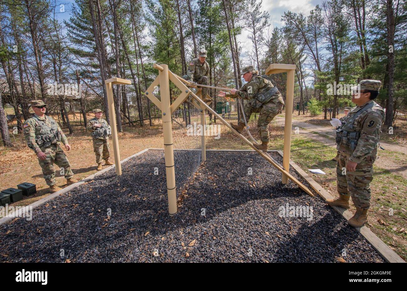 Soldiers of B Co, 1-334 Regiment (TS), 3. Brigade, 95. Division (IET), Manöver durch Hindernisse 16. April 2021, auf dem Fort McCoy, Wisent, Leadership Reaction Course. Der Kurs „Führungsreaktion“ soll Soldaten die Möglichkeit geben, Stärken und Schwächen anderer während einer Teamoperation zu beobachten und Einzelpersonen als Führungskräfte zu entwickeln. Stockfoto