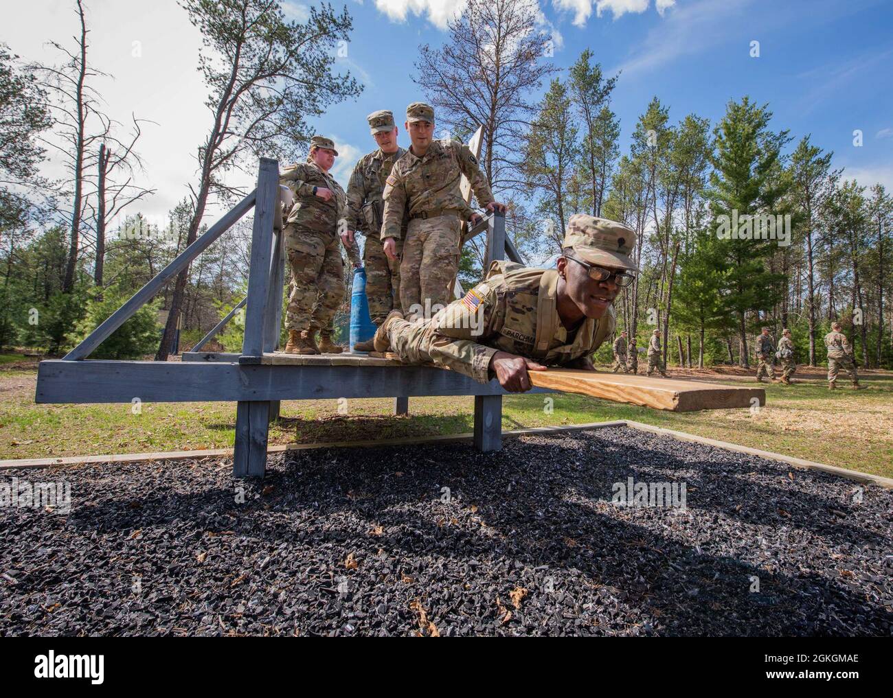 Soldiers of B Co, 1-334 Regiment (TS), 3. Brigade, 95. Division (IET), Manöver durch Hindernisse 16. April 2021, auf dem Fort McCoy, Wisent, Leadership Reaction Course. Der Kurs „Führungsreaktion“ soll Soldaten die Möglichkeit geben, Stärken und Schwächen anderer während einer Teamoperation zu beobachten und Einzelpersonen als Führungskräfte zu entwickeln. Stockfoto