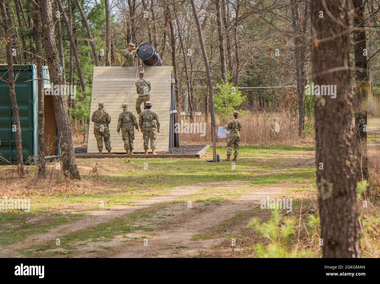 Soldiers of B Co, 1-334 Regiment (TS), 3. Brigade, 95. Division (IET), Manöver durch Hindernisse 16. April 2021, auf dem Fort McCoy, Wisent, Leadership Reaction Course. Der Kurs „Führungsreaktion“ soll Soldaten die Möglichkeit geben, Stärken und Schwächen anderer während einer Teamoperation zu beobachten und Einzelpersonen als Führungskräfte zu entwickeln. Stockfoto