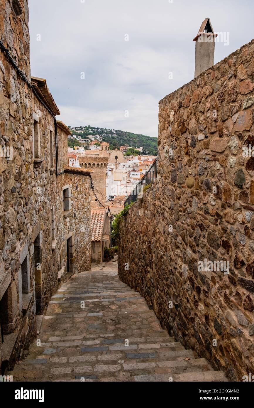 Leere schmale Straße im Dorf Tossa de Mar, Katalonien, Spanien Stockfoto