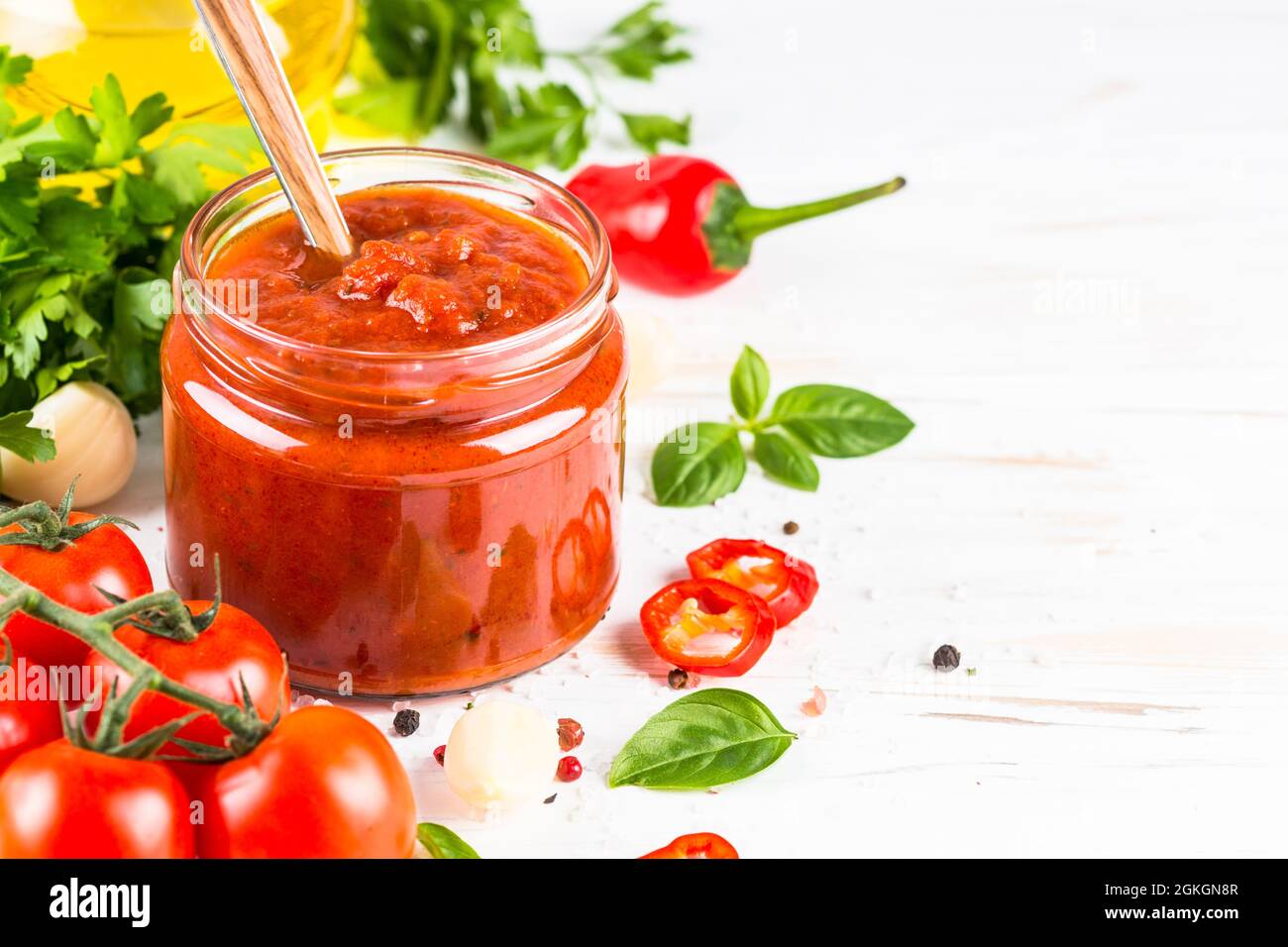 Tomatensauce mit Kräutern und Gewürzen auf weißem Hintergrund. Stockfoto