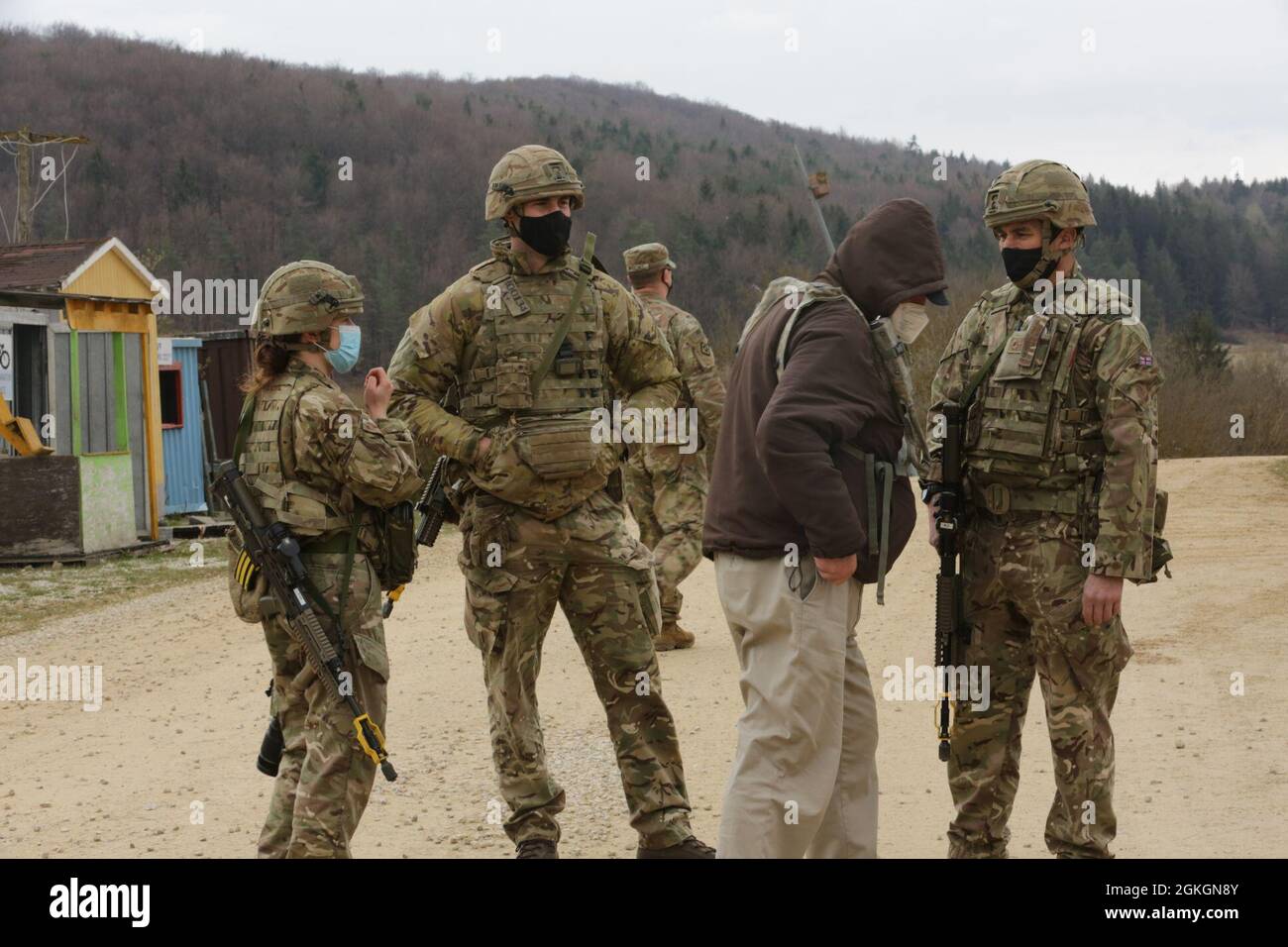 Soldaten der britischen Armee, die der Brigade 77 zugewiesen wurden, führen während der Dragoon Ready 21 auf dem Hohenfels Training Area, 17. April 2021, eine simulierte Schlüsselanführer-Beteiligung durch. Bei dieser Übung werden multinationale Partner eingebunden, um unsere alliierte Interoperabilität aufzubauen, da jede Krisenreaktion im Rahmen der NATO erfolgen wird. 2CR wird Alliierten integrieren, um multinationale Manöver, Nachhaltigkeit und Missionsbefehlssysteme und -Prozesse aufzubauen. Stockfoto