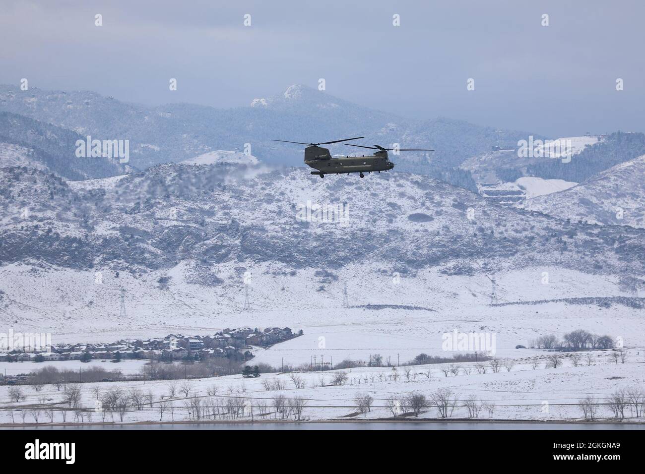 Ein US Army CH-47 Chinook und Crew der 2. Brigade, 135. General Support Aviation, Colorado Army National Guard, führen Wassereimer-Tropfen über dem Chatfield Reservoir in Littleton, Colorado, durch, 17. April 2021. LUH-72 Lakota, UH-60 Black Hawk und CH-47 Chinook Flugcrews flogen im Rahmen der jährlichen Wildland Fire Training Conference über die Metropolregion Denver. Stockfoto
