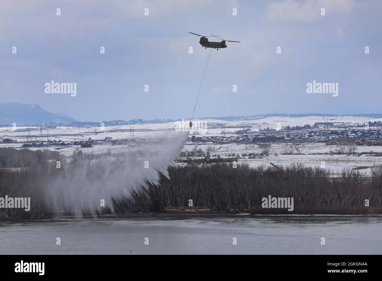 Ein US Army CH-47 Chinook und Crew der 2. Brigade, 135. General Support Aviation, Colorado Army National Guard, führen Wassereimer-Tropfen über dem Chatfield Reservoir in Littleton, Colorado, durch, 17. April 2021. LUH-72 Lakota, UH-60 Black Hawk und CH-47 Chinook Flugcrews flogen im Rahmen der jährlichen Wildland Fire Training Conference über die Metropolregion Denver. Stockfoto