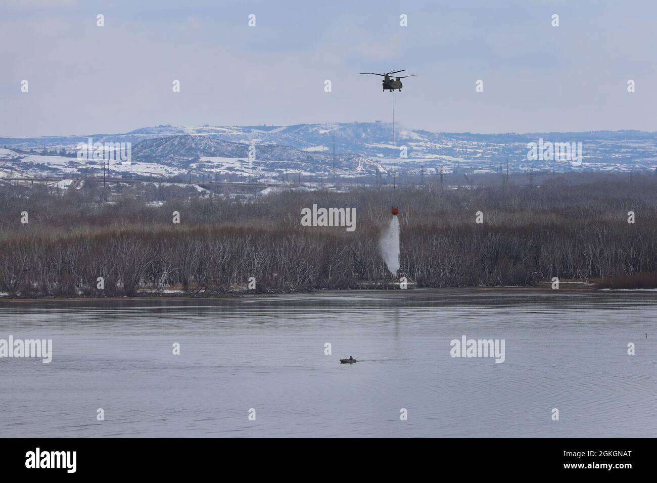 Ein US Army CH-47 Chinook und Crew der 2. Brigade, 135. General Support Aviation, Colorado Army National Guard, führen Wassereimer-Tropfen über dem Chatfield Reservoir in Littleton, Colorado, durch, 17. April 2021. LUH-72 Lakota, UH-60 Black Hawk und CH-47 Chinook Flugcrews flogen im Rahmen der jährlichen Wildland Fire Training Conference über die Metropolregion Denver. Stockfoto