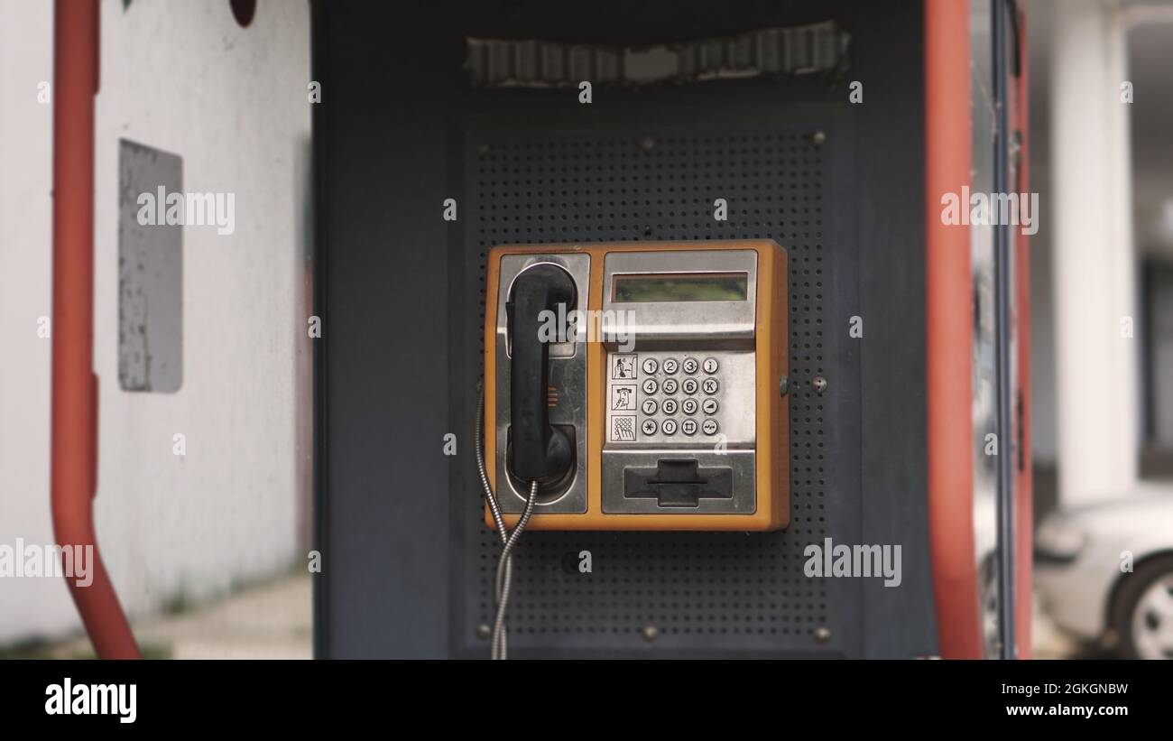 Alte Telefonzelle in der Festnetzkabine auf den Straßen der Stadt. Öffentliches Retro-Telefon. Konzept der alten Technologie, Telekommunikation der Vergangenheit und des Jahrgangs Stockfoto