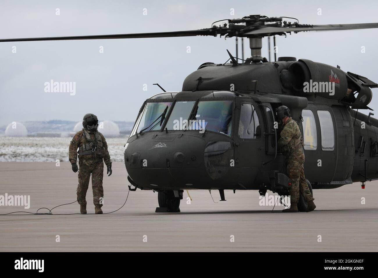 Ein US Army UH-60 Black Hawk und Crew der 2. Brigade, 135. General Support Aviation, Colorado Army National Guard, führen Wassereimer-Tropfen über dem Chatfield Reservoir in Littleton, Colorado, durch, 17. April 2021. LUH-72 Lakota, UH-60 Black Hawk und CH-47 Chinook Flugcrews flogen im Rahmen der jährlichen Wildland Fire Training Conference über die Metropolregion Denver. Stockfoto