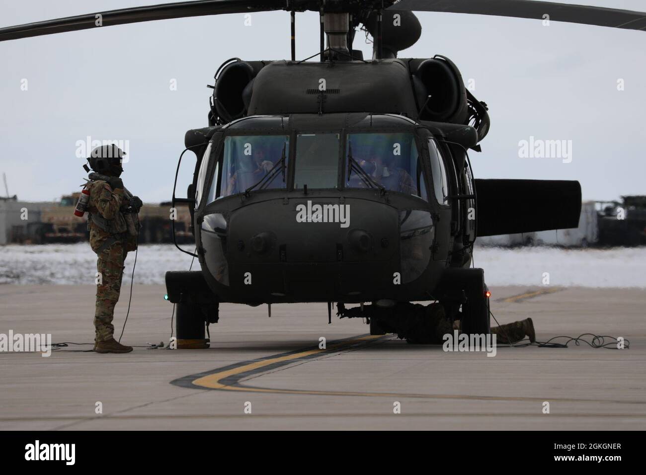 Ein US Army UH-60 Black Hawk und Crew der 2. Brigade, 135. General Support Aviation, Colorado Army National Guard, führen Wassereimer-Tropfen über dem Chatfield Reservoir in Littleton, Colorado, durch, 17. April 2021. LUH-72 Lakota, UH-60 Black Hawk und CH-47 Chinook Flugcrews flogen im Rahmen der jährlichen Wildland Fire Training Conference über die Metropolregion Denver. Stockfoto