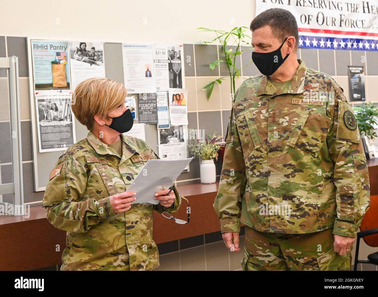 US Air Force LT. General Michael A. Loh, rechts, Direktor, Air National Guard, spricht mit LT. Col. Amy Johnson, medizinischer Verwaltungsbeamter, 155. Lufttanker, während einer Tour durch die medizinische Klinik am 17. April 2021 auf dem Lincoln Air Force Base, Lincoln, Nebraska. Loh besuchte den 155. Lufttankungsflügel während einer Präsentation der Bekanntmachung der Lincoln Air Force Base, wo bekannt gegeben wurde, dass der 55. Flügel während der Landebahn-Renovierungen auf der Offutt Air Force Base für die nächsten 18 Monate nach Lincoln verlegt wird. Stockfoto