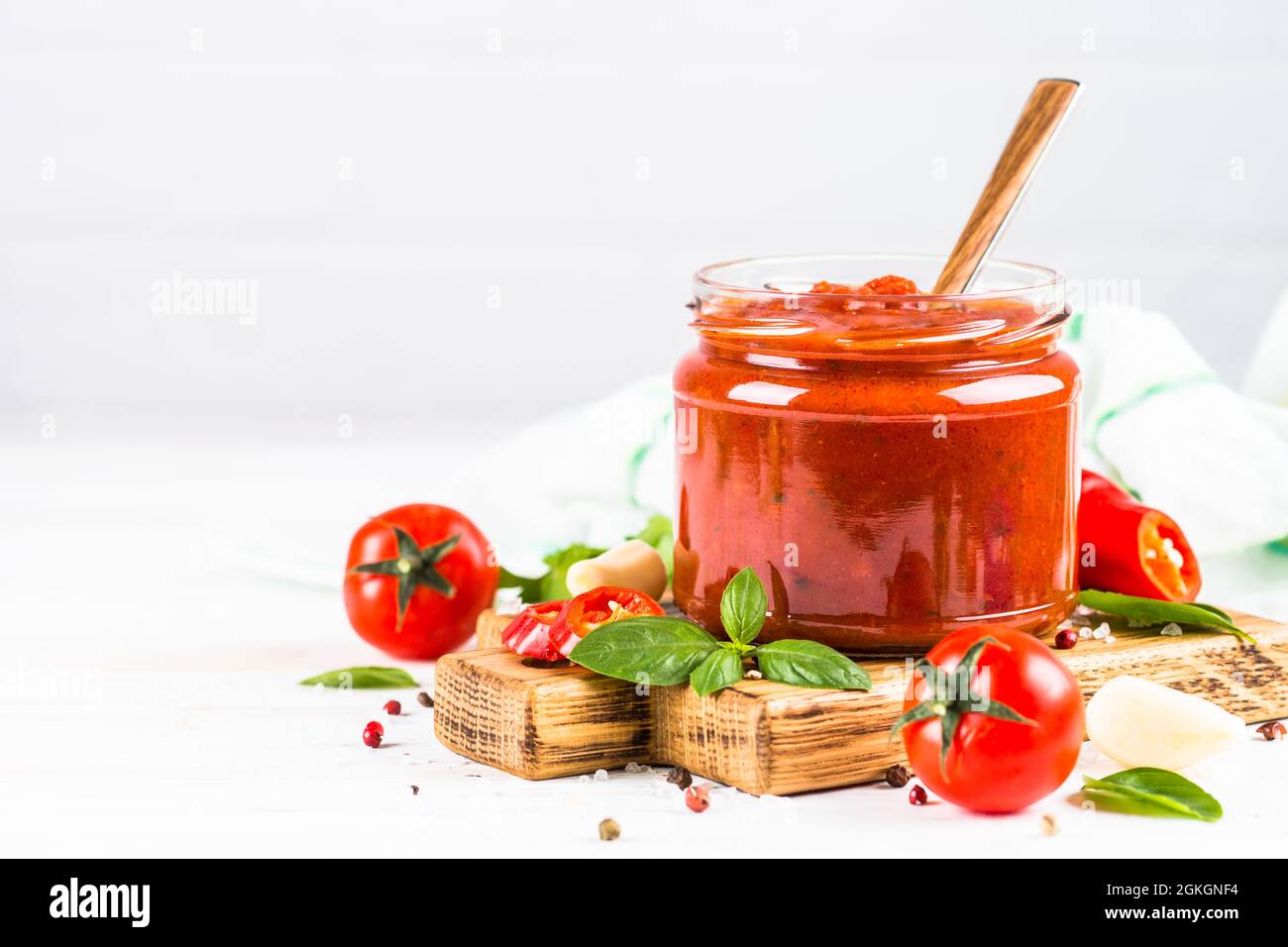 Tomatensauce mit Kräutern und Gewürzen auf weißem Hintergrund. Stockfoto