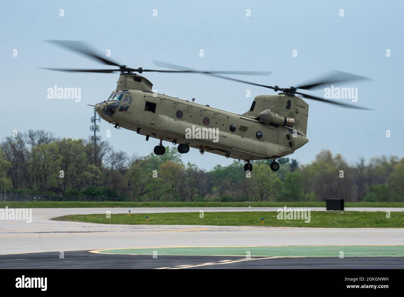 Ein Hubschrauber der US Army CH-47 Chinook führt eine Luftdemonstration über dem Bowman Field in Louisville, Ky., 17. April 2021, im Rahmen der Flugshow Thunder over Louisville durch. Bei der jährlichen Veranstaltung wurden in diesem Jahr mehr als 20 militärische und zivile Luftfahrzeuge vorgestellt. Stockfoto