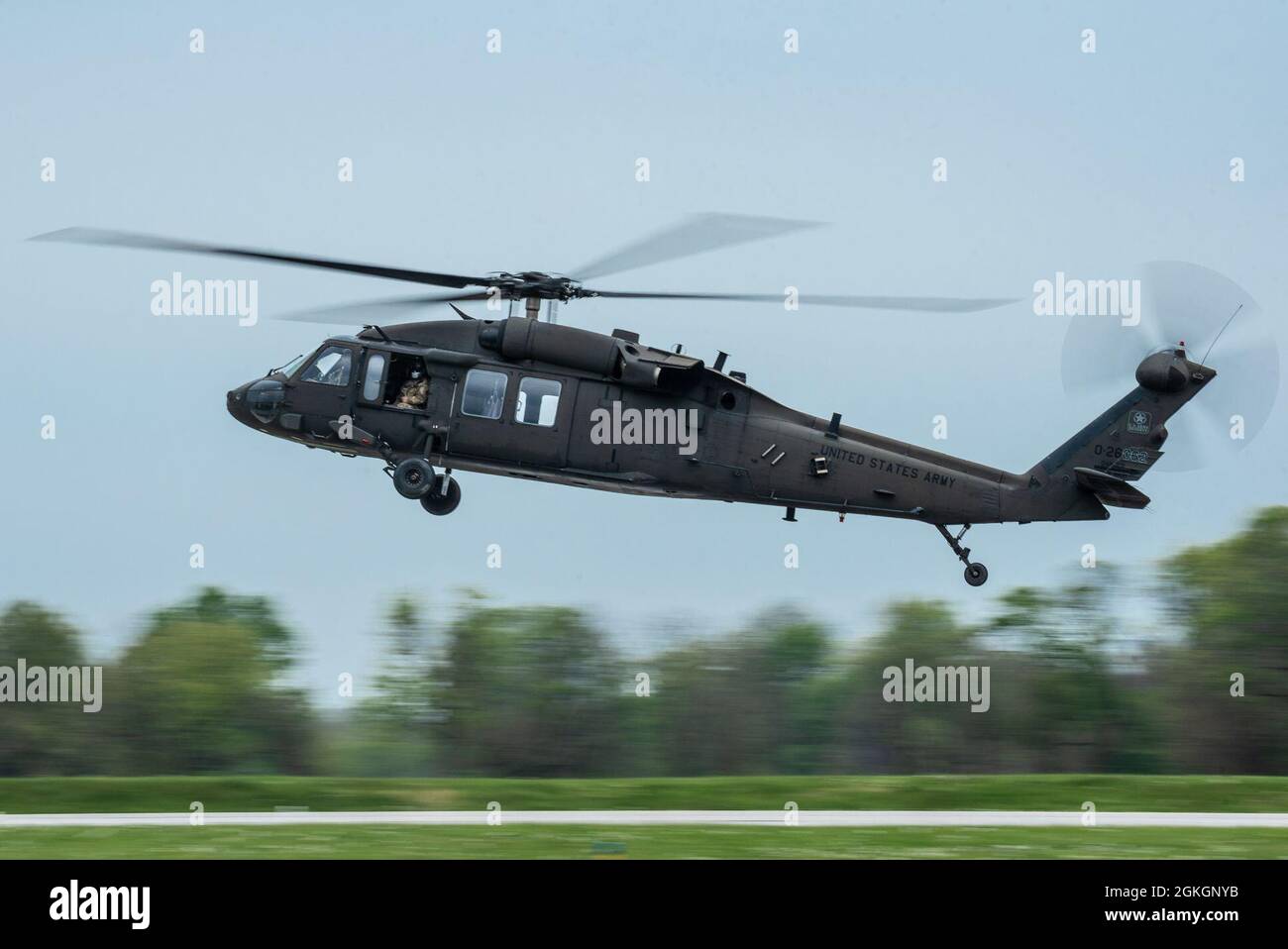 Ein Hubschrauber der US Army Reserve UH-60 Blackhawk führt eine Luftdemonstration über dem Bowman Field in Louisville, Ky., 17. April 2021, im Rahmen der Flugshow Thunder over Louisville durch. Bei der jährlichen Veranstaltung wurden in diesem Jahr mehr als 20 militärische und zivile Luftfahrzeuge vorgestellt. Stockfoto