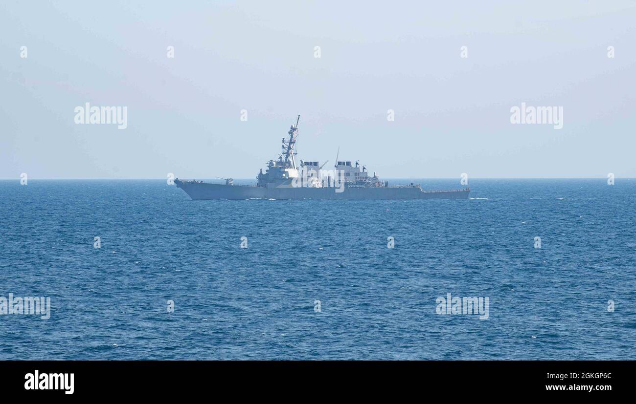 210417-N-WQ732-2048 ARABISCHER GOLF (17. April 2021) der Lenkraketen-Zerstörer USS Laboon (DDG 58) durchreist den Arabischen Golf, 17. April. Laboon unterstützt die IKE Carrier Strike Group, während sie im 5. Flottengebiet der USA eingesetzt wird und Marinestützpunkte durchführt, um die maritime Stabilität und Sicherheit in der Zentralregion zu gewährleisten, wobei das Mittelmeer und der Pazifik durch den westlichen Indischen Ozean und drei strategische Engpässe miteinander verbunden werden. Stockfoto