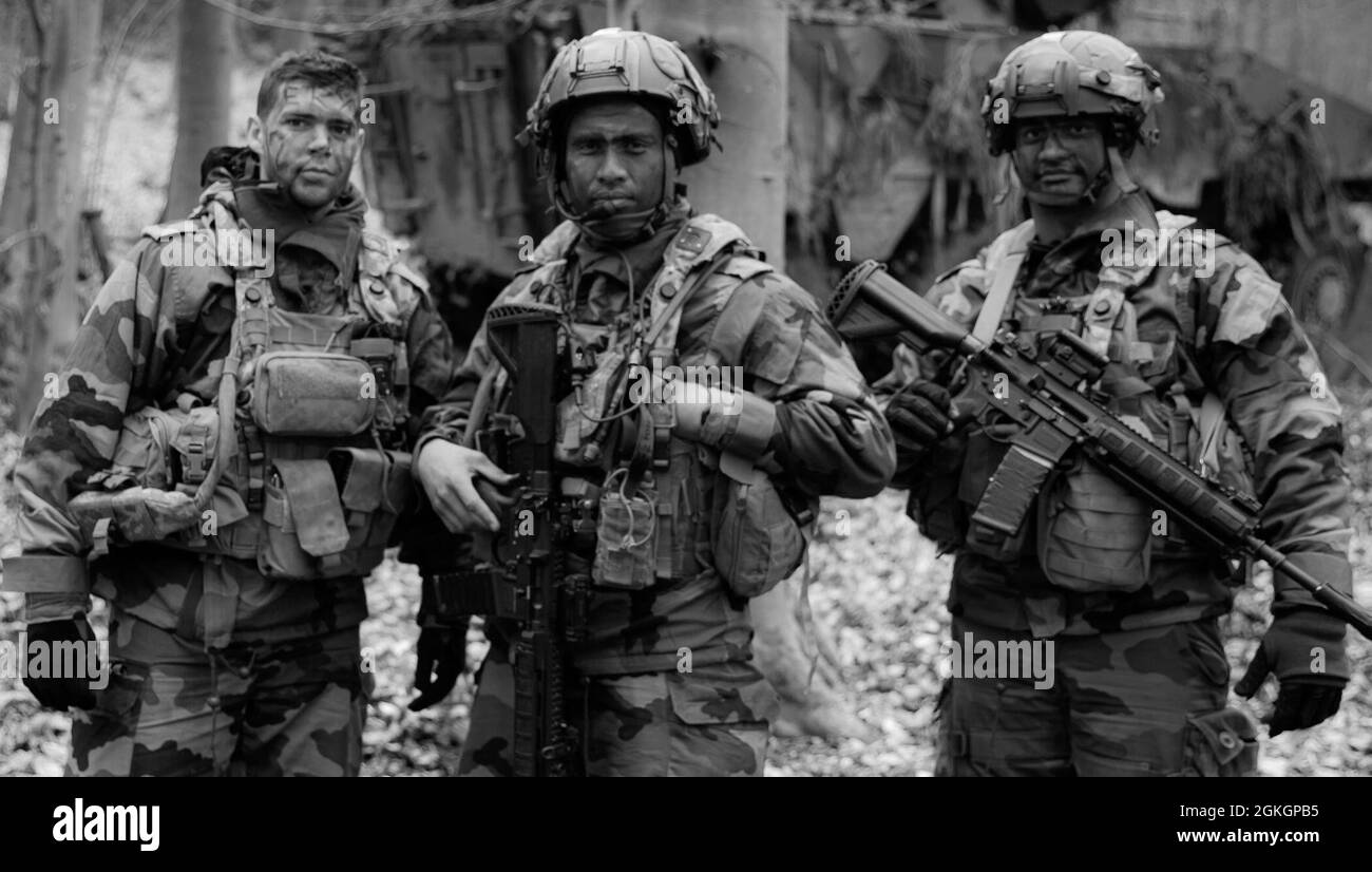 Soldaten in den Zügen der französischen Armee während des Dragoon Ready 21 in Hohenfels am 17. April 2021. Die multinationale Übung schulte Soldaten der US-Armee, die dem 2. Kavallerieregiment zugewiesen wurden, und fördert die Interoperabilität mit Soldaten der US-Armee und NATO-Partnern und Verbündeten. Stockfoto