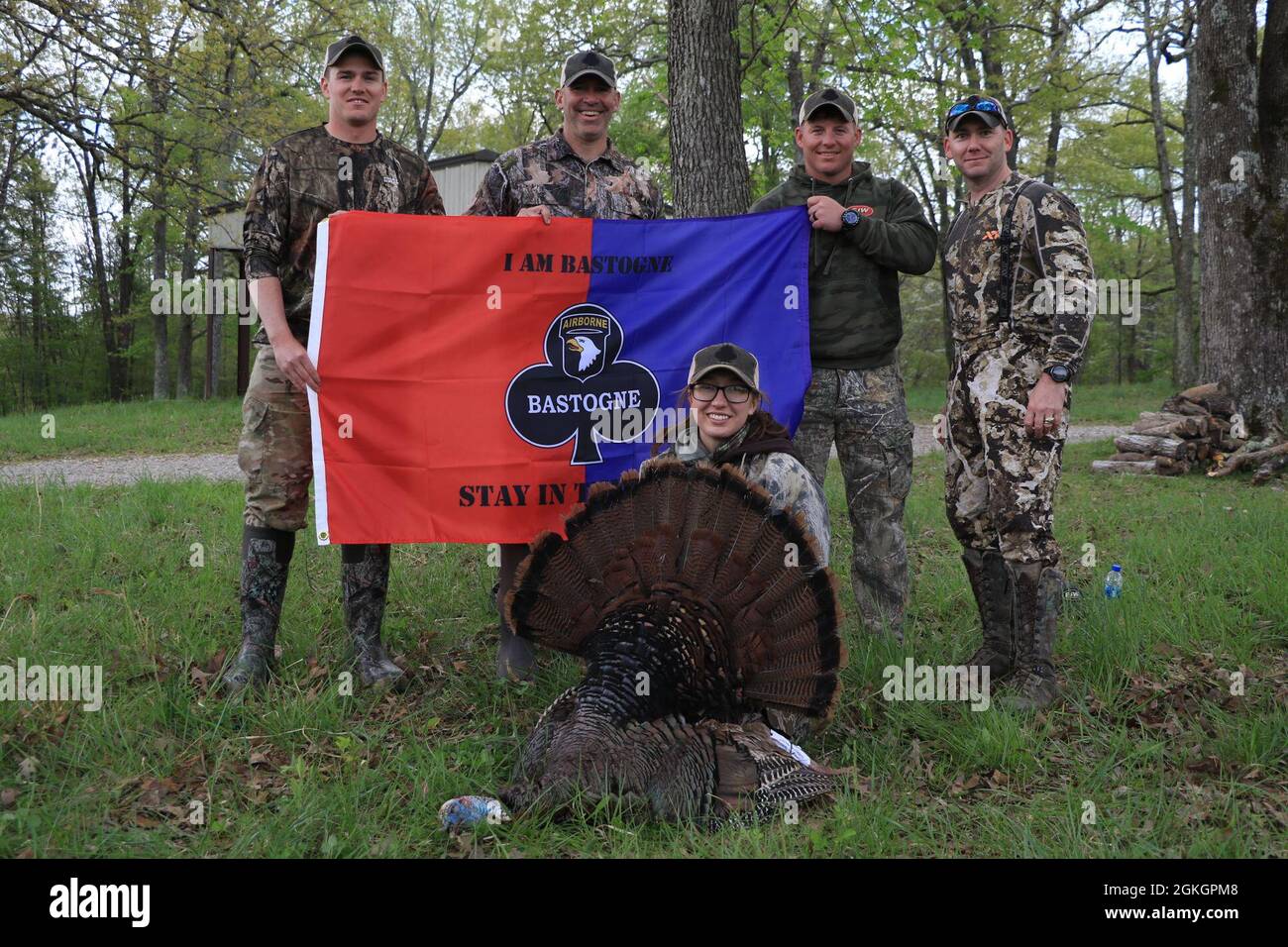 Spc. Faith Breeden (Zentrum) posiert mit ihrem Preis türkei und anderen Soldaten des 1. Brigade Combat Team „Bastogne“, 101. Airborne Division (Air Assault) nach dem Abschluss der diesjährigen Türkei-Jagd hier am 17. April 2021. Diese jährliche jagd in der türkei wird von der Military Officers Association of America veranstaltet, einer gemeinnützigen Organisation von US-amerikanischen Militäroffizieren, um auf die verschiedenen Arten von Outdoor-Aktivitäten in der Umgebung von Ft aufmerksam zu machen. Campbell. Stockfoto