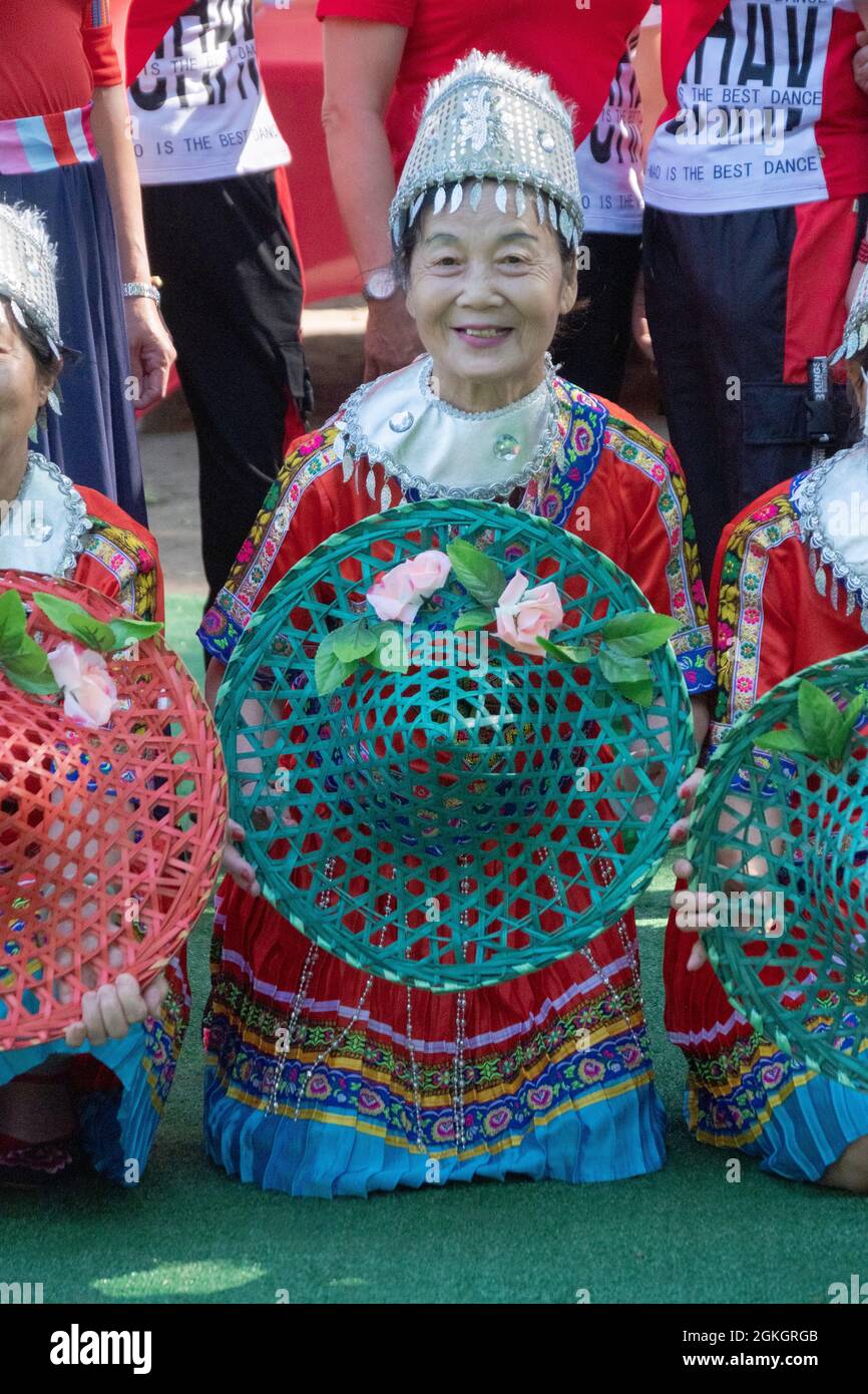 Posierte Porträt einer Frau in der Kai Xin Yizhu Tanzgruppe. Vor einer Vorstellung, die das Jubiläum der Gruppe feiert. In Queens, New York. Stockfoto