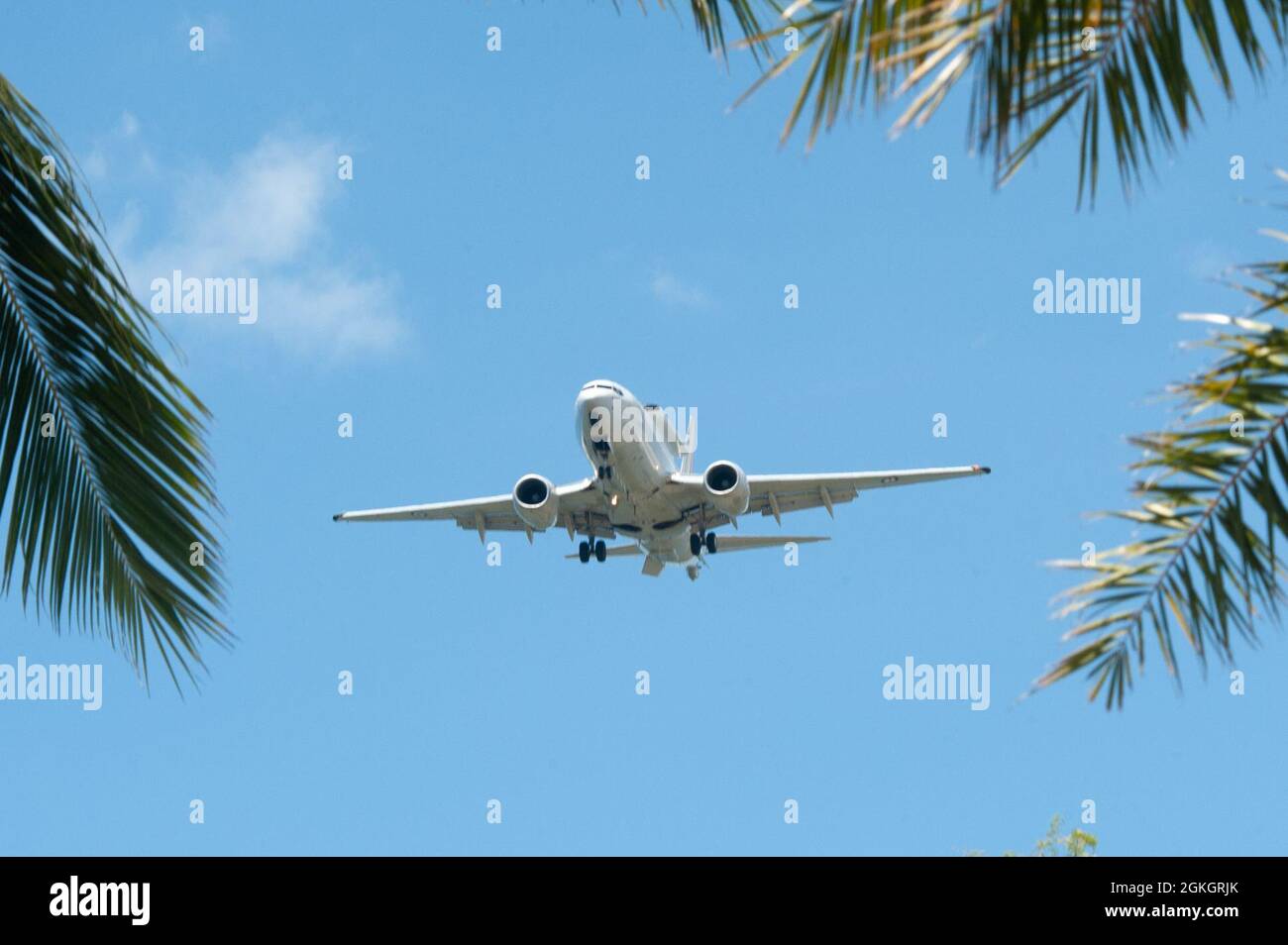 Eine Wedgetail der Royal Australian Air Force E-7A, die von der Squadron No. 2 betrieben wird und auf der RAAF Base Williamtown, Australien, ansässig ist, nähert sich am 16. April 2021 einer Landung auf der Joint Base Pearl Harbor-Hickam, Hawaii. Das Kommando- und Kontrollflugzeug reiste nach Hawaii, um an der Übung Pacific Edge teilzunehmen und die F-22 Raptors der Hawaii Air National Guard in der Luft zu unterstützen. Der Wedgetail ist mit einem leistungsstarken Radar ausgestattet, das den Kampfraum überwacht und den befreundeten Kräften einen Vorteil gegenüber ihren Gegnern verschafft. Stockfoto