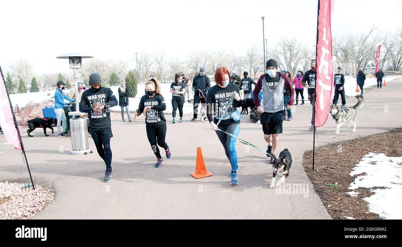 FORT CARSON, Colorado – Mitglieder der Gemeinschaft der Mountain Post starten beim jährlichen Warrior Dog Memorial Run am 17. April 2021 im Iron Horse Park von der Startlinie. Stockfoto