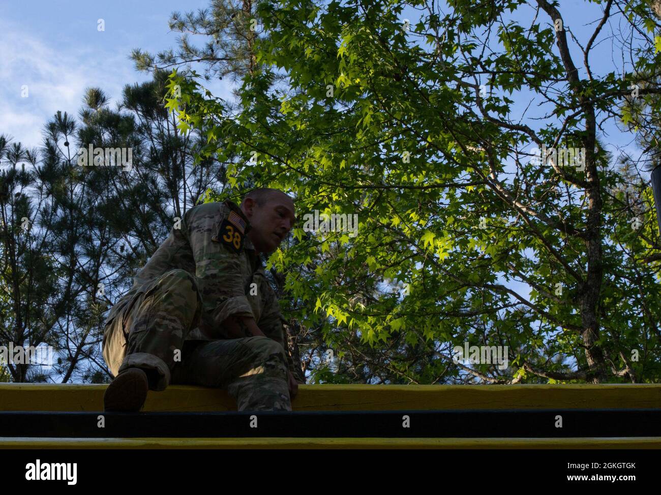 Justin Kline, der dem Manuever Center of Excellence zugewiesen wurde, tritt beim Darby Queen-Event während des Best Ranger Competition in Fort Benning, Georgia, am 18. April 2021 an. Der David E. Grange Jr. Best Ranger Wettbewerb ist ein dreitägiger Wettbewerb, bei dem die besten zwei-Personen-Ranger-Teams des Militärs gegeneinander antreten, während sie um den Titel des besten Ranger kämpfen. Stockfoto