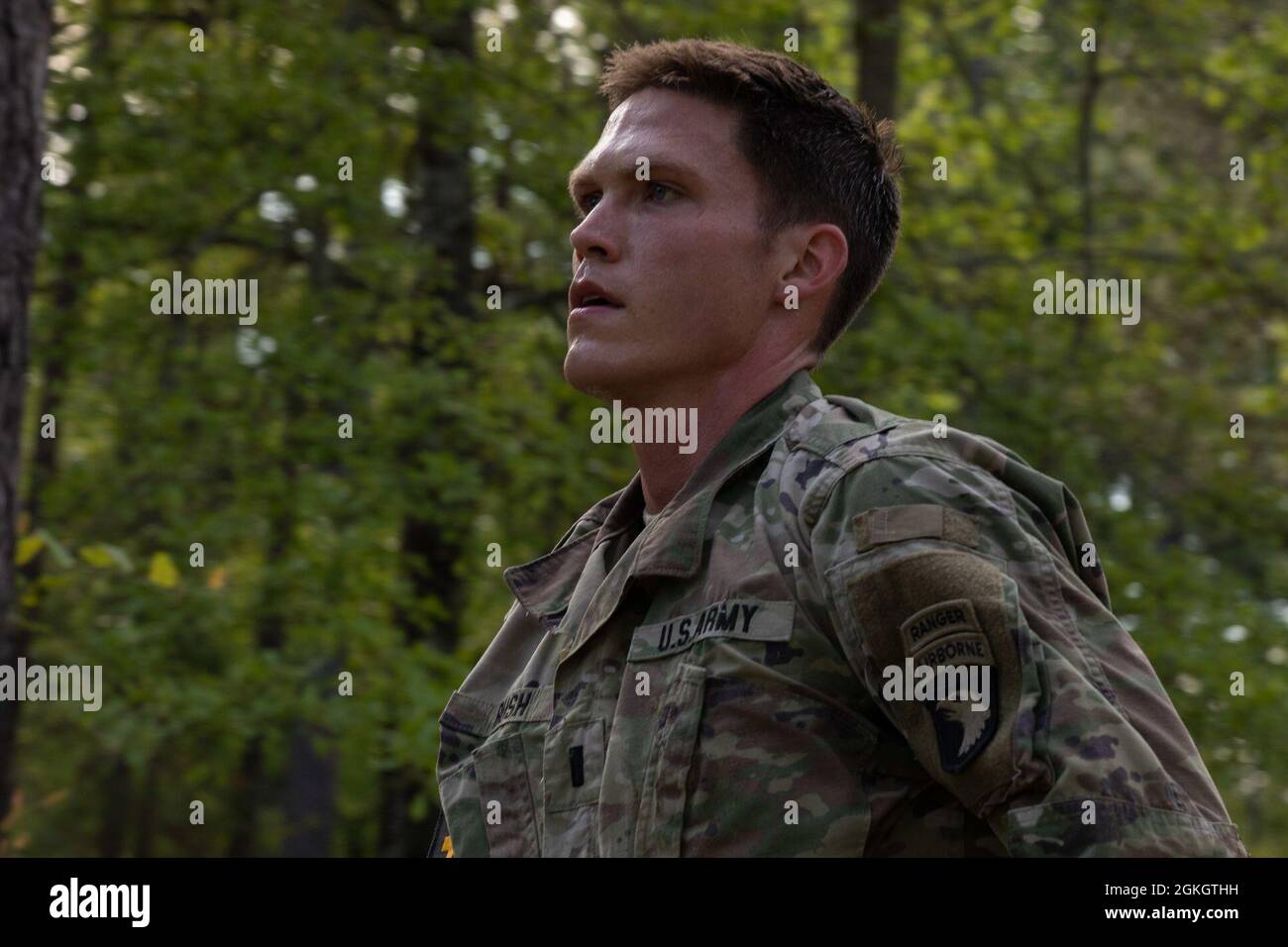 US Army 1LT Robert Rush, der 101. Airborne Division zugeordnet, tritt im Darby Queen-Event während des Best Ranger Competition auf Fort Benning, Georgia, am 18. April 2021 an. Der David E. Grange Jr. Best Ranger Wettbewerb ist ein dreitägiger Wettbewerb, bei dem die besten zwei-Personen-Ranger-Teams des Militärs gegeneinander antreten, während sie um den Titel des besten Ranger kämpfen. Stockfoto