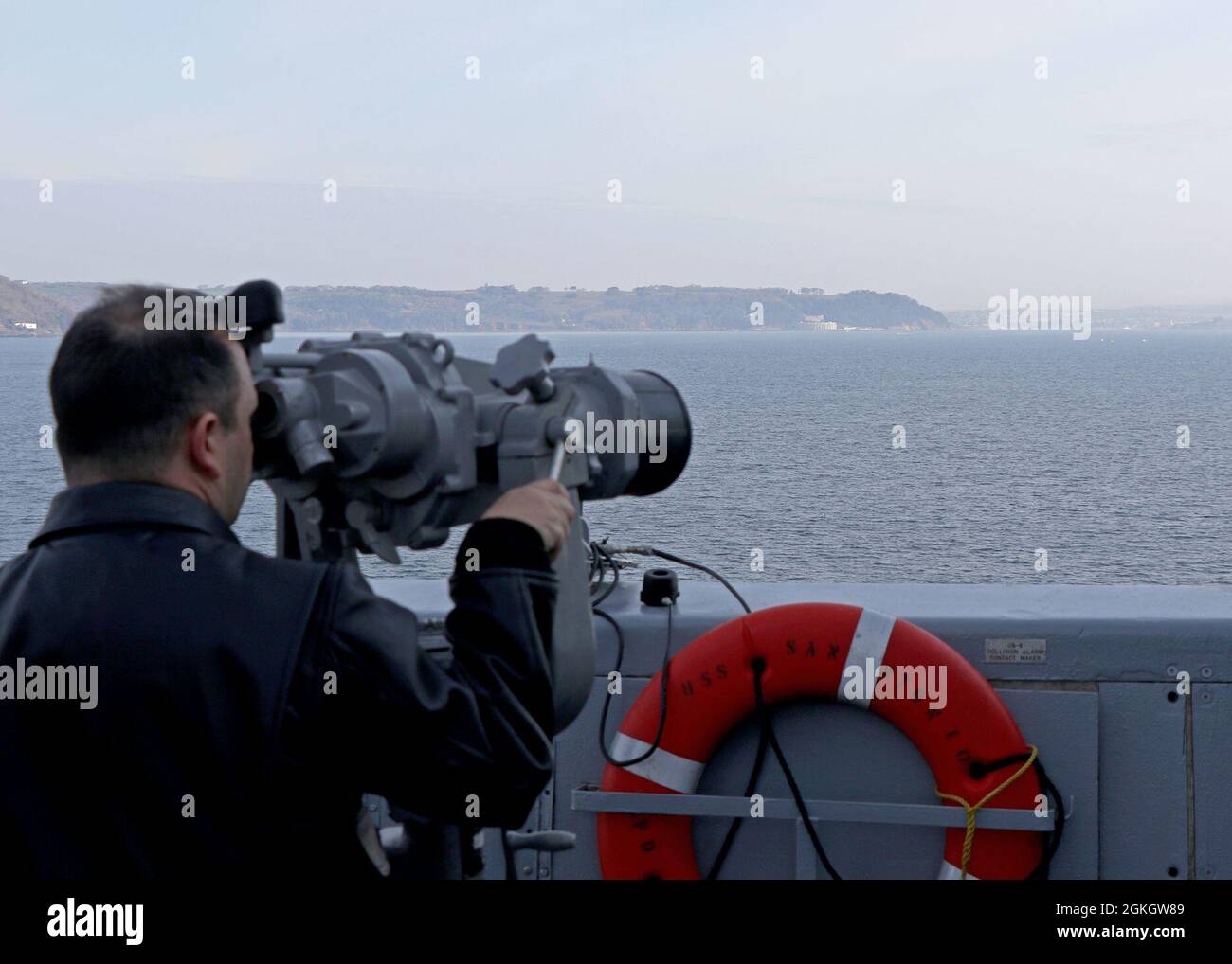 210418-N-OI940-2001 ATLANTIK (18. April 2021) Cmdr. James Irrgang, Executive Officer des Amphibientransportschiffes USS San Antonio, blickt durch die "großen Augen" des Schiffes auf den Brückenflügel des Schiffes, 18. April 2021. San Antonio ist in der Keltischen See mit dem Amphibiengeschwader 4 und der 24. Marine Expeditionary Unit (24. MEU) als Teil der Iwo Jima Amphibious Ready Group tätig. Stockfoto