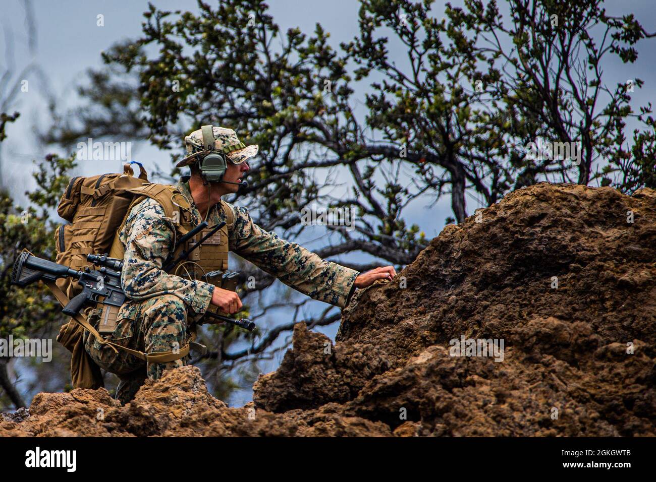 U.S. Marine Corps CPL. William McCleary, Teamleiter mit dem 1. Bataillon, 3d Marines, beobachtet sein Terrain im Rahmen eines Force-on-Force-Events während der Übung Bougainville II im Pohakuloa Training Area, Hawaii, 24. April 2021. Bougainville II ist die zweite Phase der vom Bataillon durchgeführten Vorbereitungstrainings, die die Kampfbereitschaft durch komplexe und realistische Schulungen erhöhen soll. Stockfoto