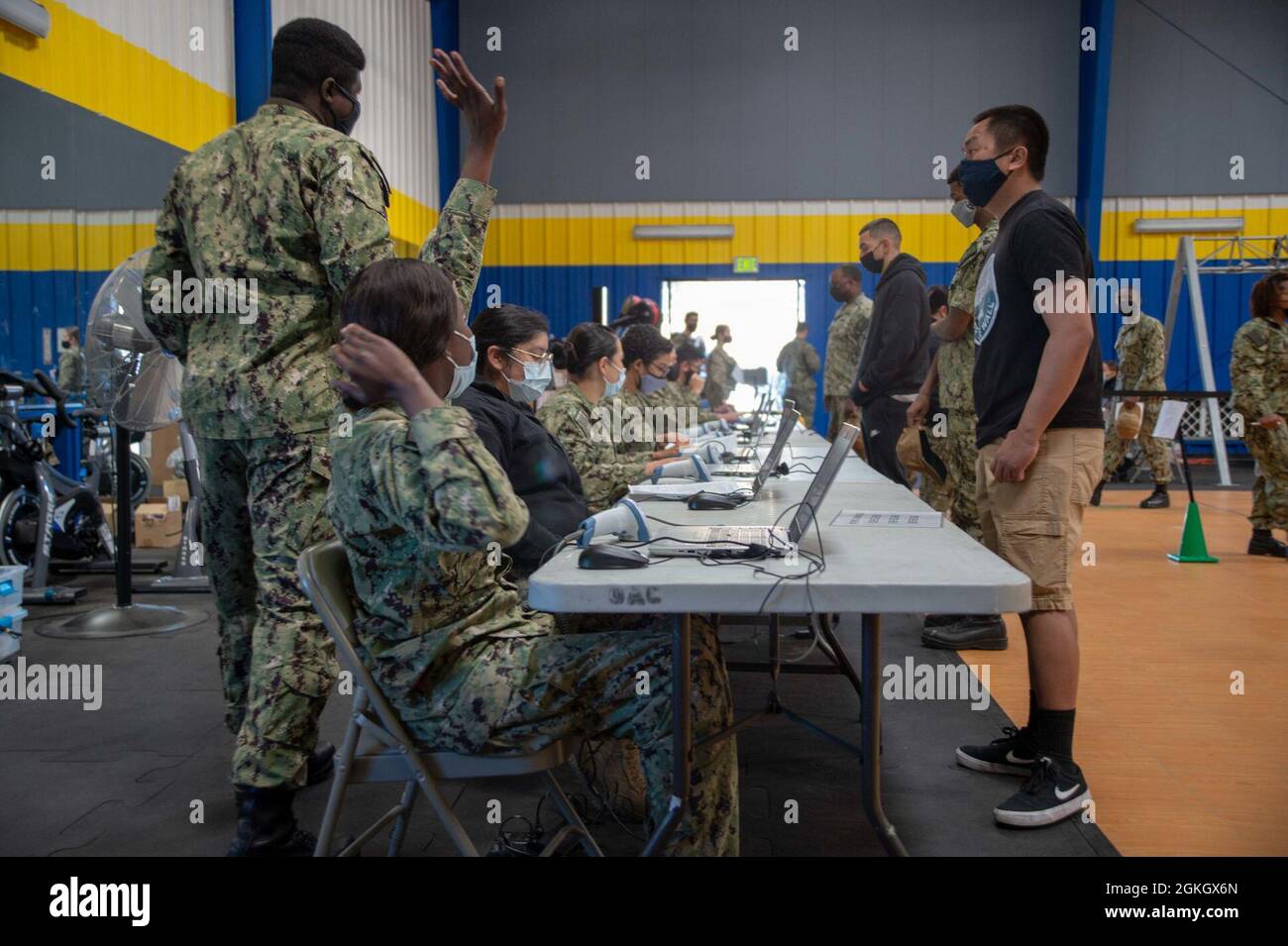 210419-N-VI515-1011 SAN DIEGO (APRIL 19, 2021) Matrosen checken im Naval Base San Diego (NBSD) Admiral Prout Fitness Center, 19. April, Dienstmitglieder und Begünstigte ein, um ihren Coronavirus (COVID-19)-Impfstoff zu erhalten. Das Naval Medical Center San Diego (NMCSD) hat zusammen mit anderen lokalen Kliniken der Gesundheitsbranche an der Einrichtung von Impfstellen für Dienstmitglieder und Begünstigte gearbeitet. Die oberste Priorität von NMCSD ist die Bereitstellung der sichersten und qualitativ hochwertigsten patientenorientierten medizinischen Versorgung für unsere Veteranen, Dienstmitglieder und ihre Familien. NMCSD setzt sich für die Betriebsbereitschaft ein, für herausragende Kundenanfertigungen Stockfoto