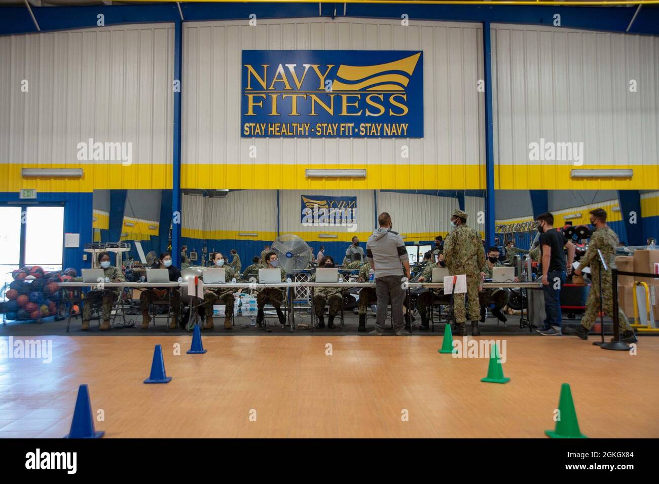 210419-N-VI515-1032 SAN DIEGO (APRIL 19, 2021) Matrosen checken Dienstmitglieder und Nützlinge ein, um ihren Coronavirus (COVID-19)-Impfstoff im Admiral Prout Fitness Center der Marinebasis San Diego (NBSD) am 19. April zu erhalten. Das Naval Medical Center San Diego (NMCSD) hat zusammen mit anderen lokalen Kliniken der Gesundheitsbranche an der Einrichtung von Impfstellen für Dienstmitglieder und Begünstigte gearbeitet. Die oberste Priorität von NMCSD ist die Bereitstellung der sichersten und qualitativ hochwertigsten patientenorientierten medizinischen Versorgung für unsere Veteranen, Dienstmitglieder und ihre Familien. NMCSD setzt sich für die Betriebsbereitschaft und die hervorragende Kundenarbeit ein Stockfoto