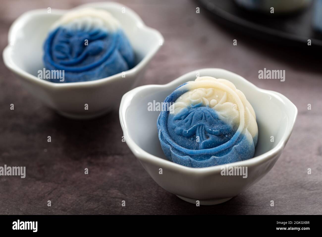 Blauweißer Mondkuchen mit Schneeleder Stockfoto