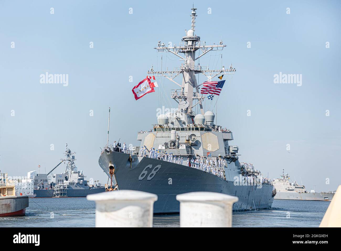 210419-N-DA434-023 MAYPORT, Florida (19. April 2021) der Arleigh-Burke-Klasse-Lenkflugkörper-Zerstörer USS the Sullivans (DDG 68) verlässt das Mayport-Becken zum Einsatz. Die Sullivans werden mit der HMS Queen Elizabeth (R08) Strike Group zusammenarbeiten, um die Fähigkeiten zu verbessern und das Engagement für NATO-Verbündete zu demonstrieren. Stockfoto