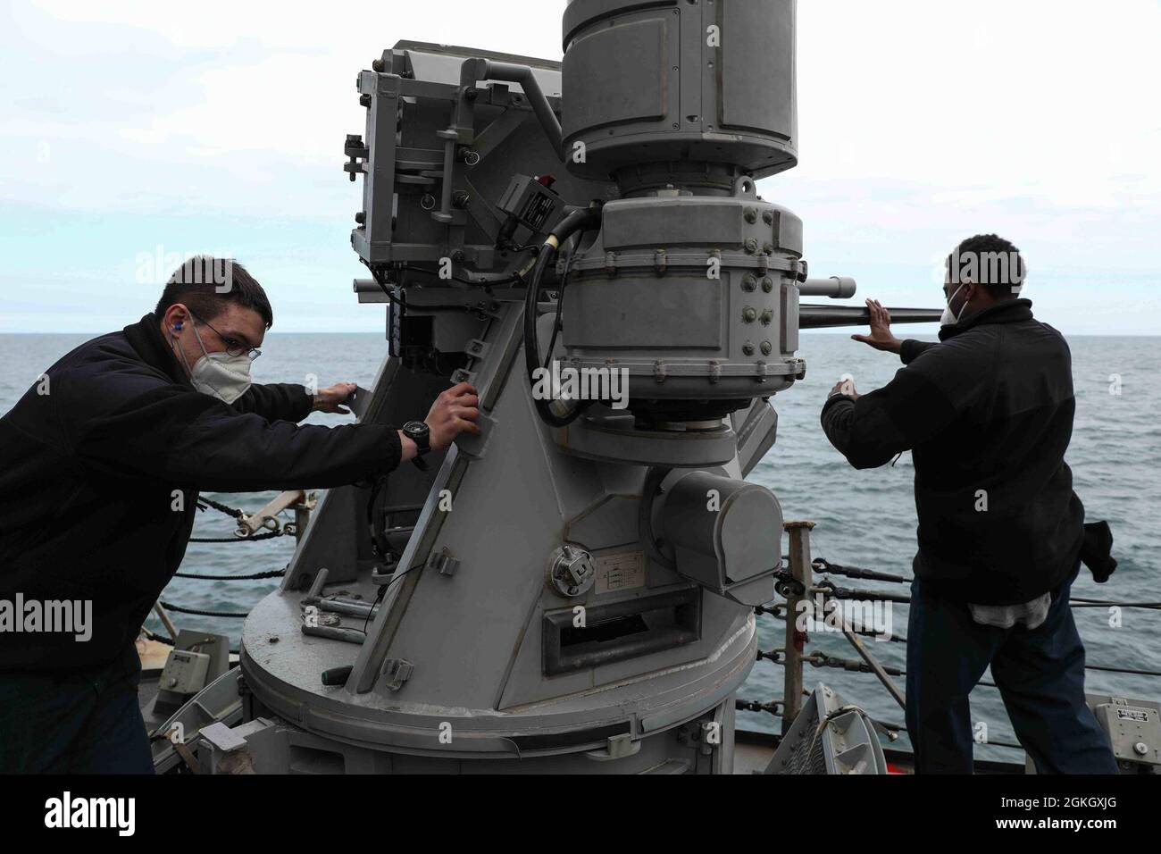 ENGLISCHER KANAL (19. April 2021) Gunners Mate Seaman Nichola Schwab, rechts, und Gunners Mate 2nd Class Billy Fields laden während des Flag Officer Sea Training (FOST), 19. April 2021, einen Mark 38 25mm Kanonenaufbau an Bord des Arleigh Burke-Klasse Lenkraketenzerstörers USS Ross (DDG 71) herunter. FOST ist eine dreiwöchige Übung, die von der Royal Navy geleitet wird und die Kampffähigkeit des Schiffes testet. Ross, der im spanischen Rota stationiert ist, ist auf Patrouille im Einsatzgebiet der Sechsten Flotte der USA, um regionale Verbündete und Partner sowie nationale Sicherheitsinteressen der USA in Europa und Afrika zu unterstützen. Stockfoto