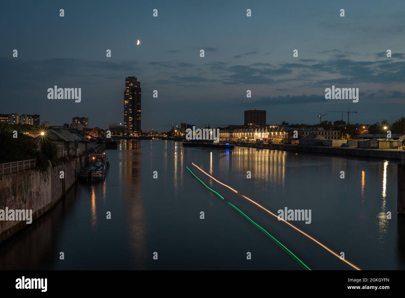 Laeken, Region Brüssel-Hauptstadt, Belgien - 09 10 2021: Abendszene im Brüsseler Industriehafen des Kanals Stockfoto