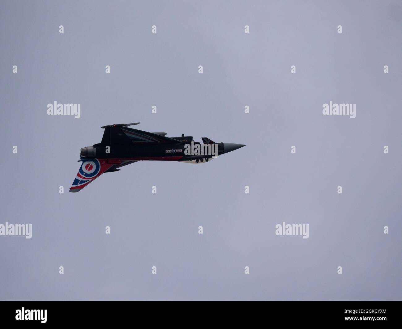 Umgekehrter Kampfjet RAF Typhoon in Black Jack-Farben auf der Bournemouth Air Display 2021. Stockfoto